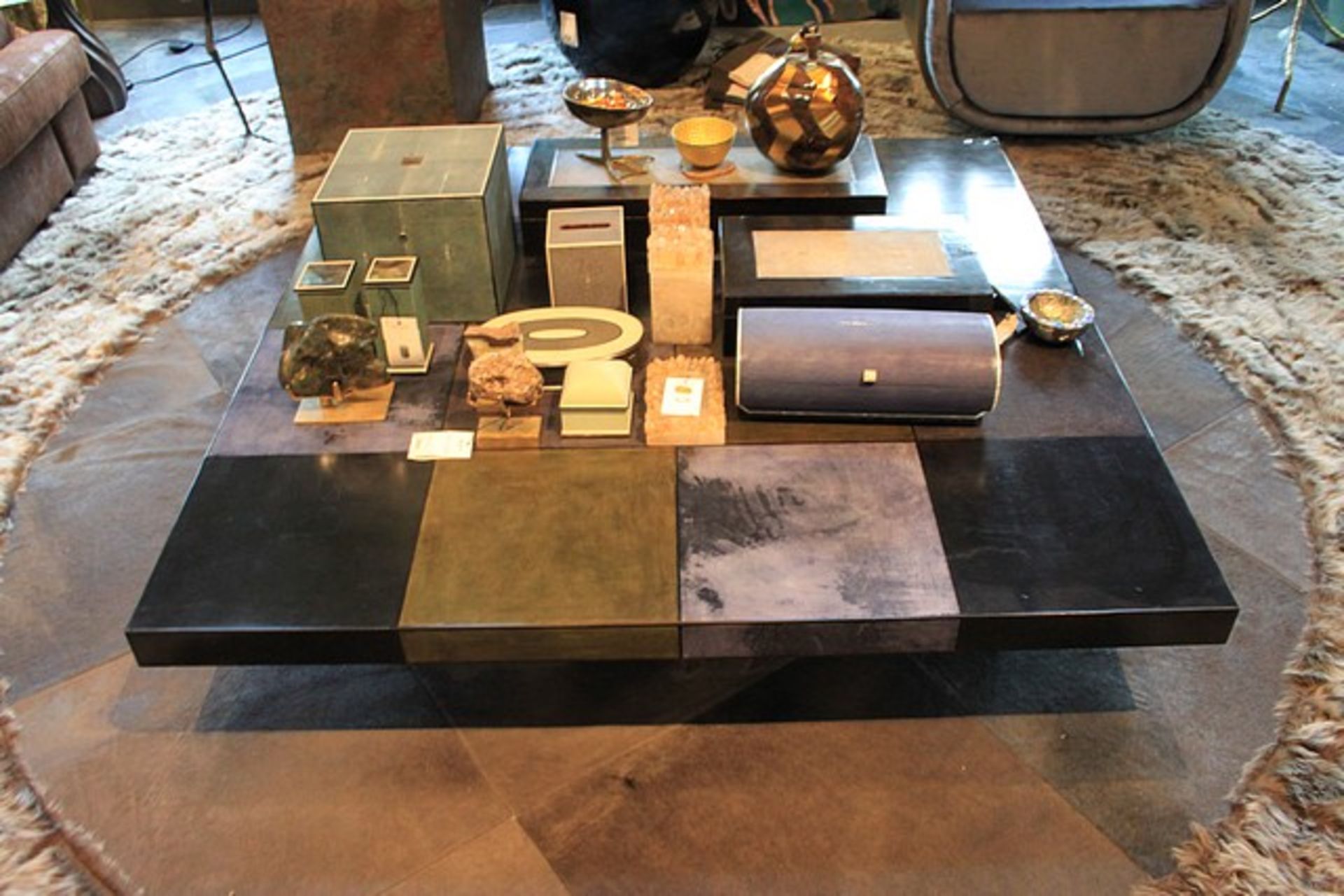 Coffee table pairing an amalgamation of the finest materials with an eye catching sculptural form, - Image 2 of 2