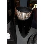 Vase Mississippi combines colour and texture to dramatic effect. The black lacquer vase features