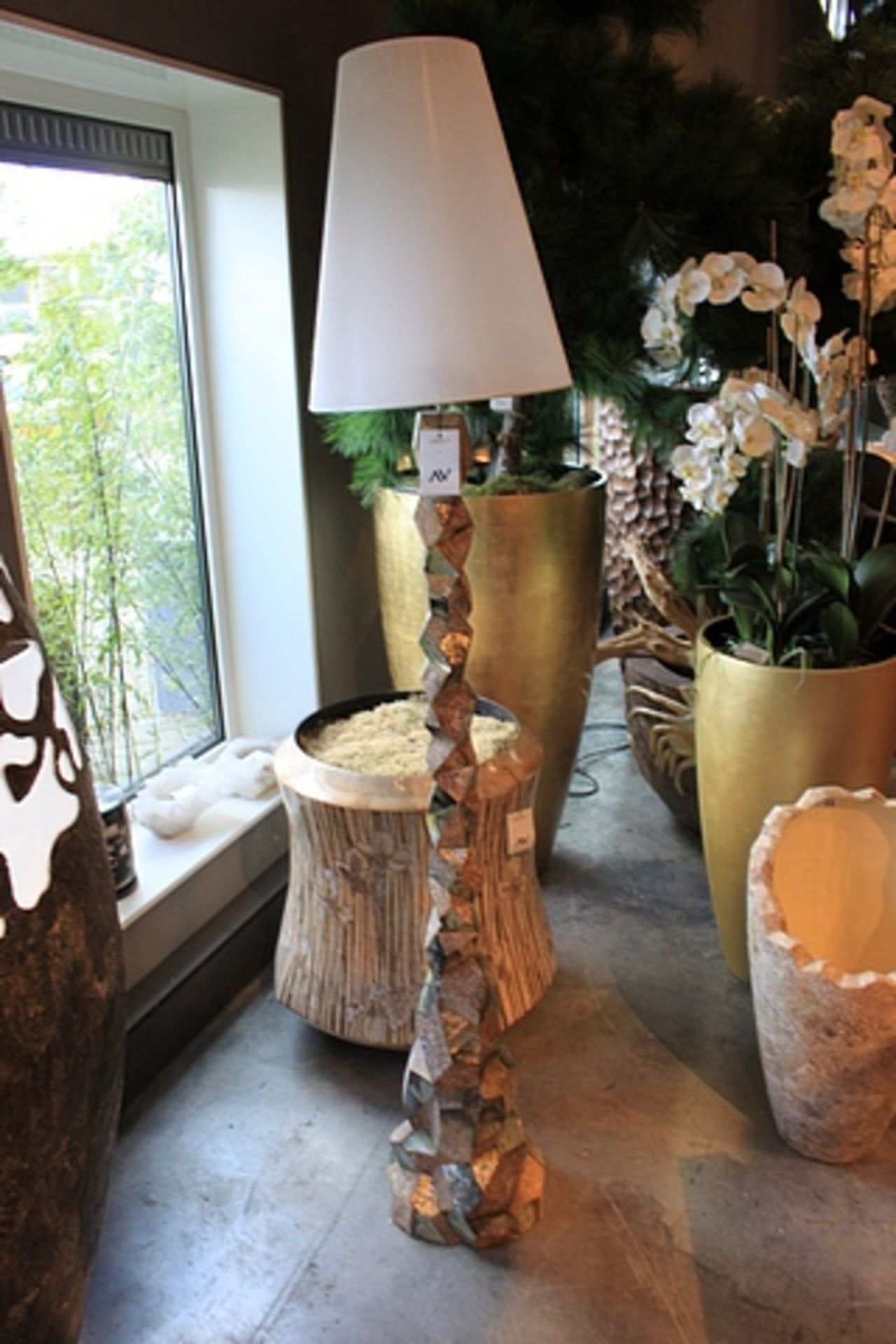 Floor Lamp Burj handmade from cracked polished black lip shell and raw mother of pearl shell with an - Image 2 of 2