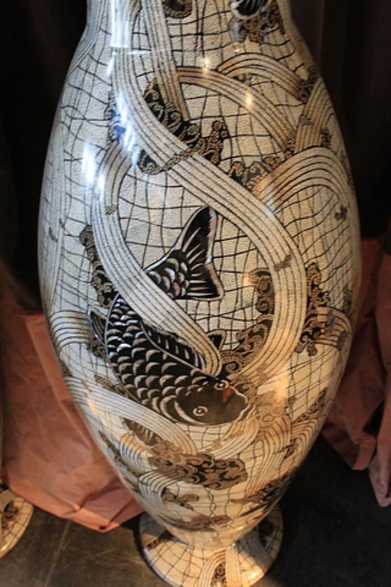 { Option of lots: 209, 210 (P) } } Vase Koi Eggshell Black Lacquer and Mother of Pearl inlay S2060 - Image 2 of 2