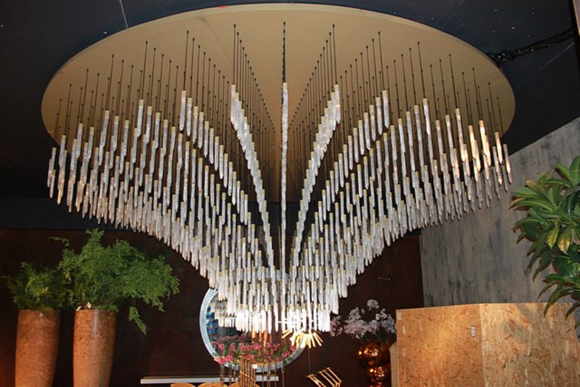 Chandelier Tornado 924, a substantial and imposing light feature the light of a this chandelier, - Image 2 of 4