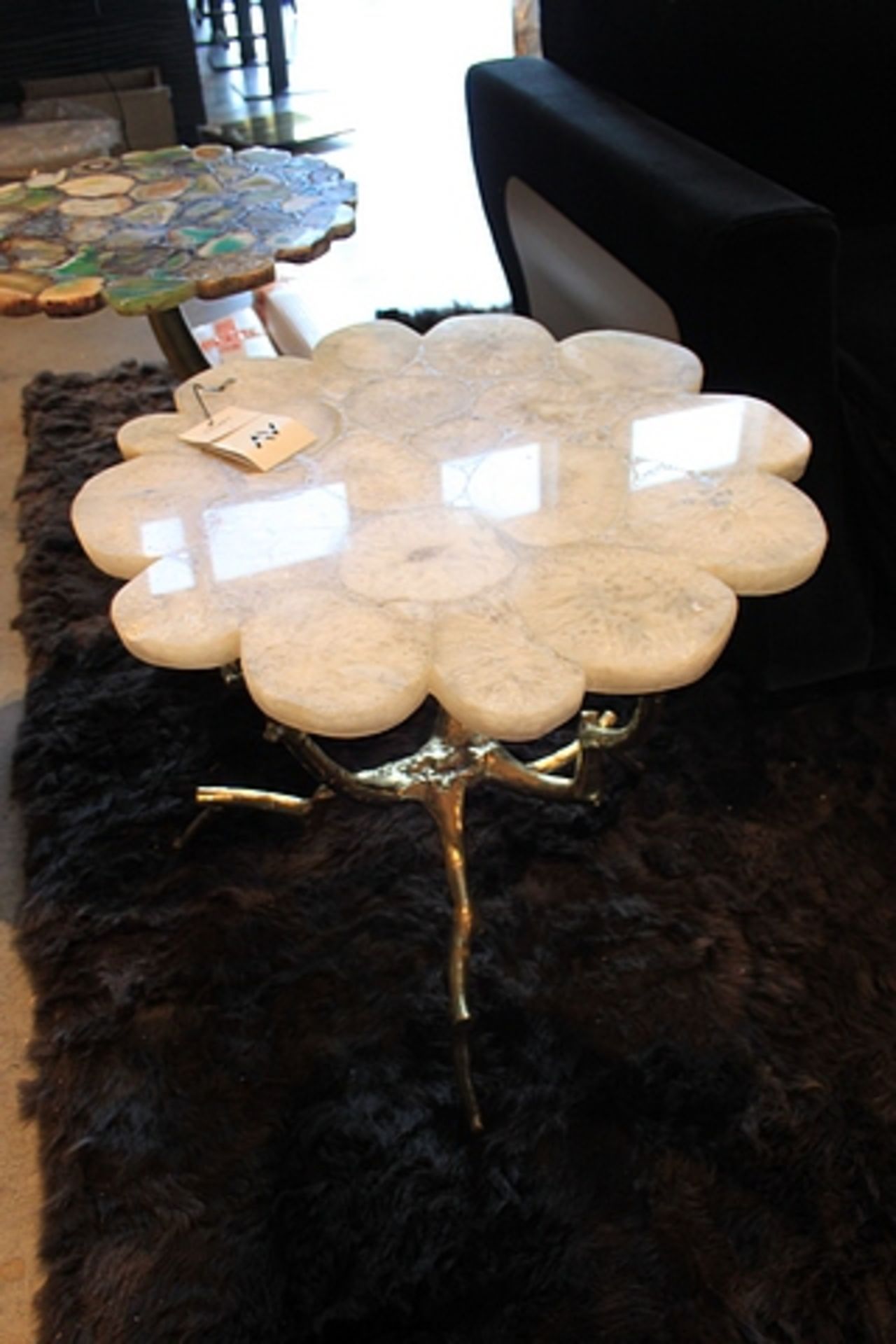 Side Table Fused side table with polished white Agate crystal top, a solid antique monopodial tripod - Image 2 of 2