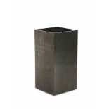 Square Planter in Platinum Silverleaf Oblungo Medium Platinum. Large and indiscreet, a champion