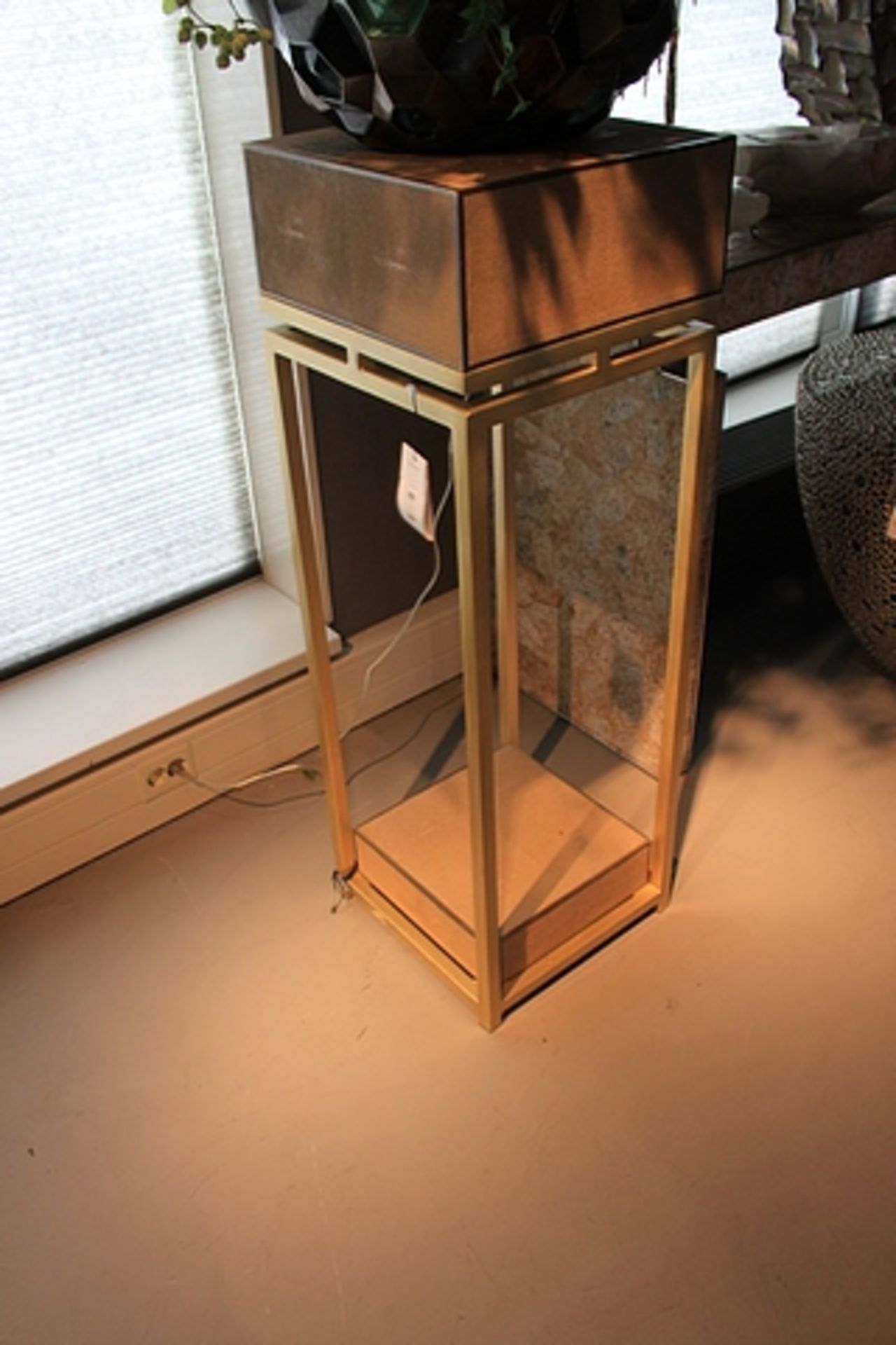 Pillar Centry a contemporary pillar plinth in resin, tabacs stingray on polished brass frame