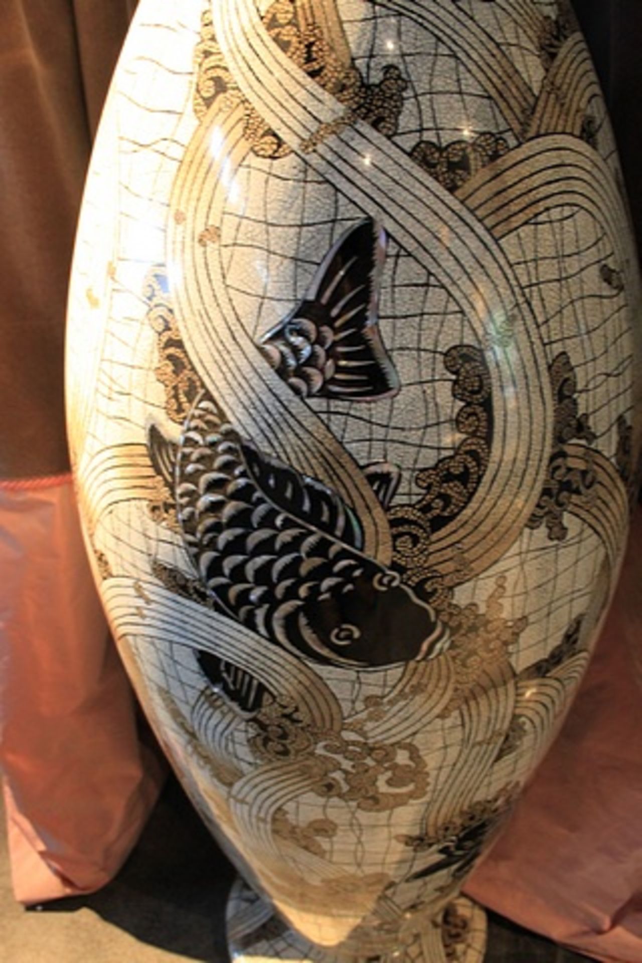 { Option of lots: 208 (P) } } Vase Koi Eggshell Black Lacquer and Mother of Pearl inlay S2060 - Image 3 of 3