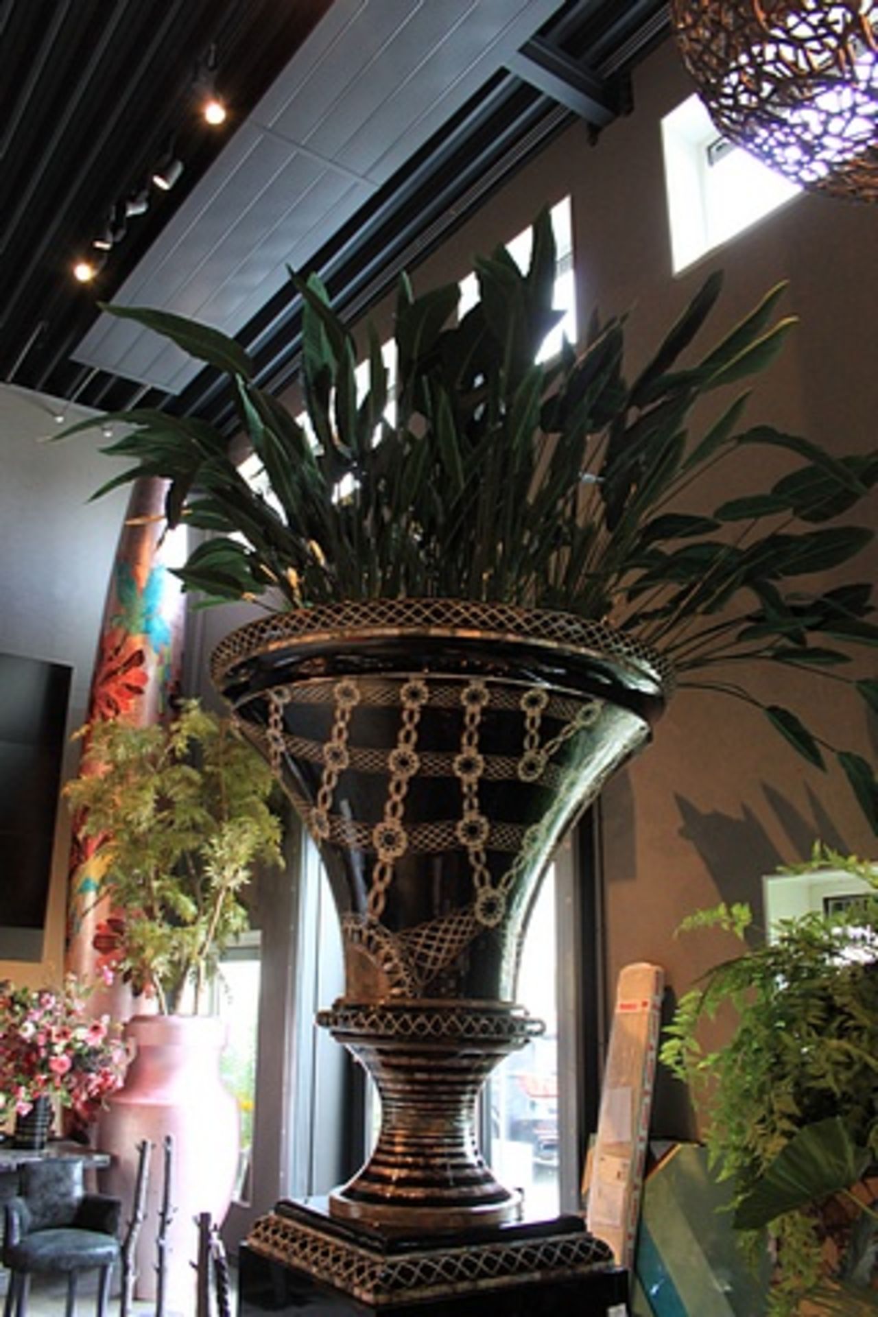 Vase Chalice Black  a substantial exquisitely hand-crafted, black lacquer finished vase accented - Image 3 of 5