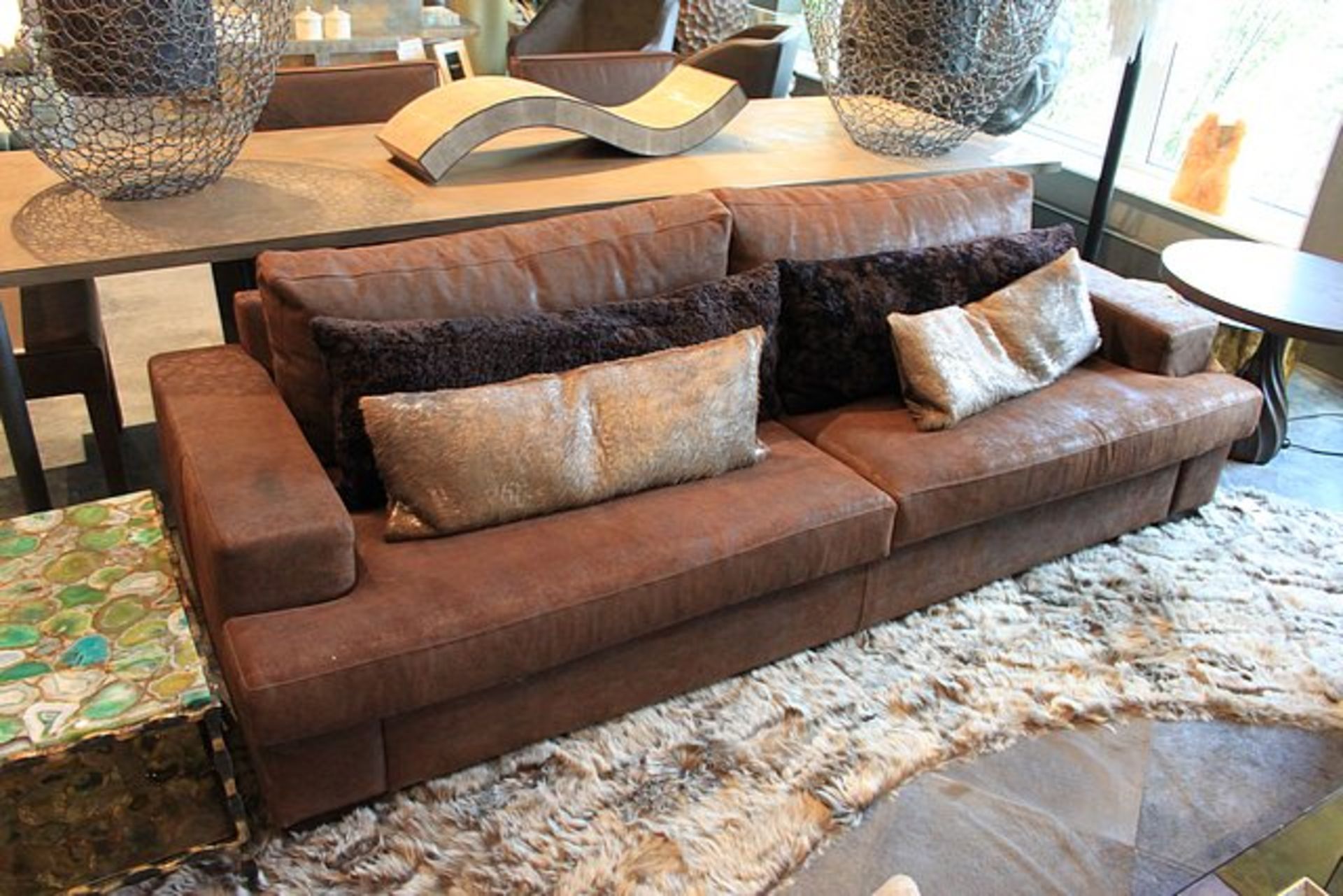 Sofa Ghilby a stunning supple ebony brown leather upholstered sofa lavish sofa, with its sheer - Image 2 of 2