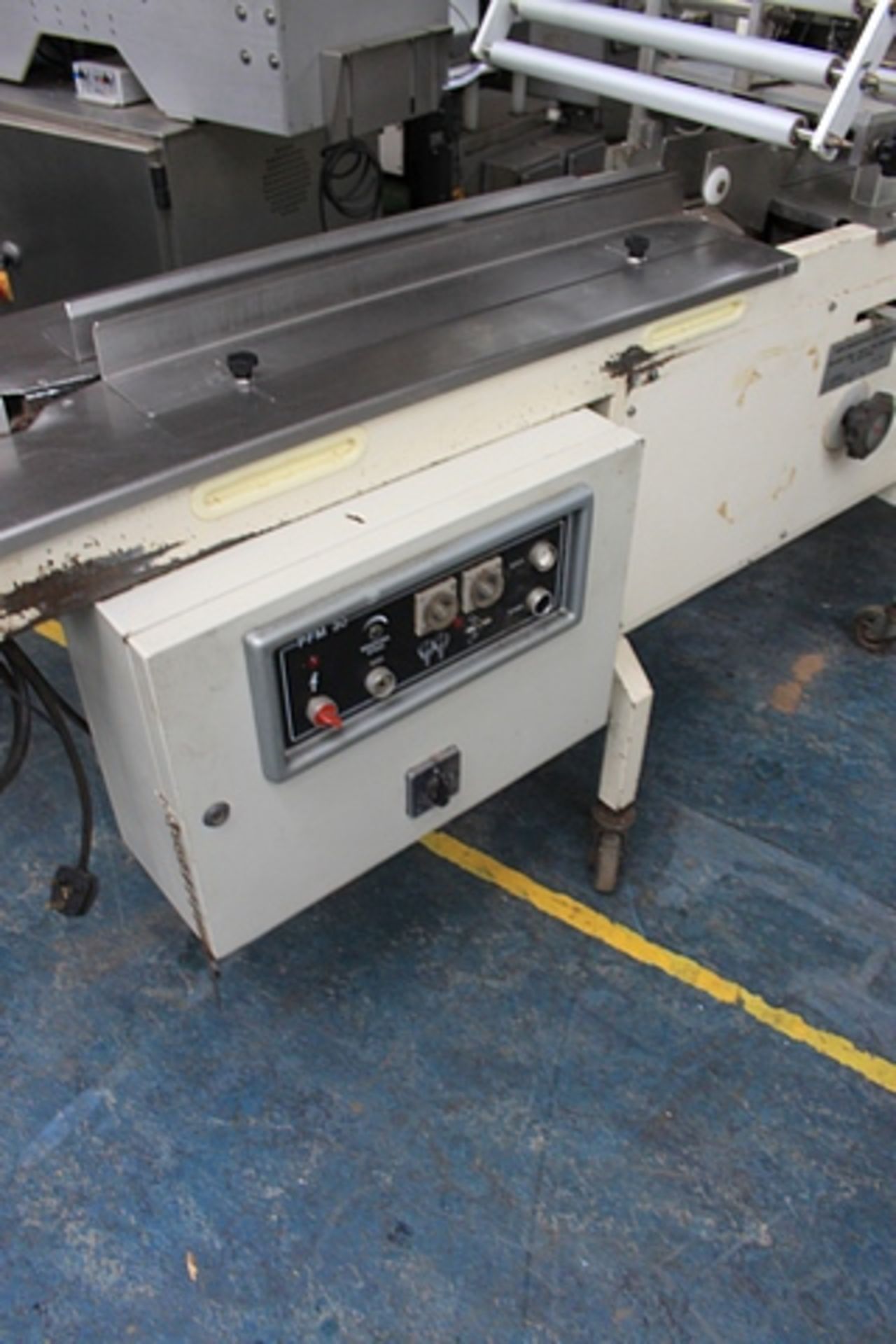 PFM30 flow wrapper with adjustable jaws infeed 950mm out feed 1100mm complete with 500mm roller belt - Image 2 of 3