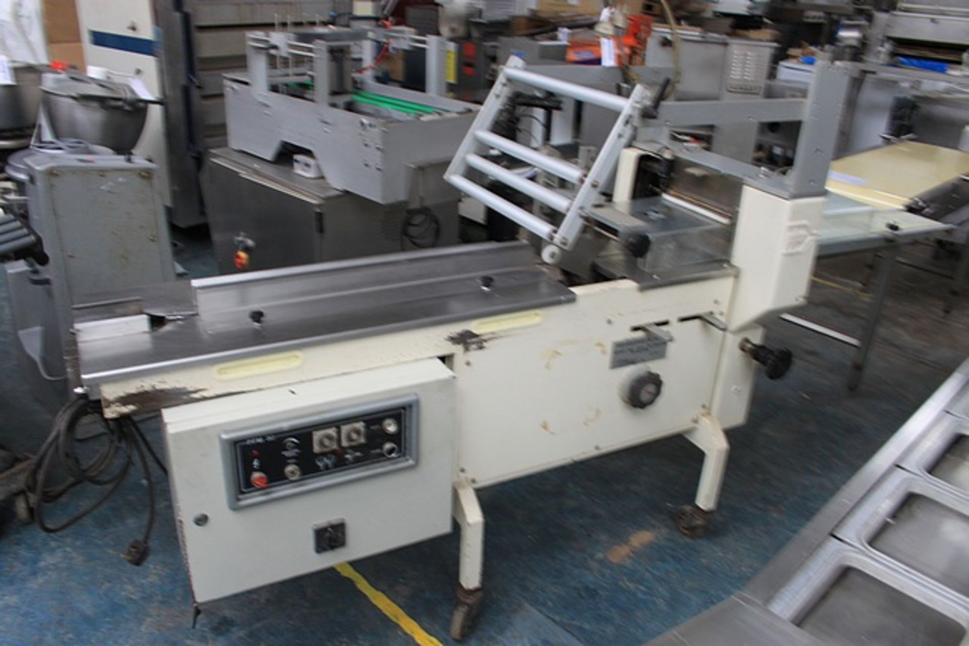 PFM30 flow wrapper with adjustable jaws infeed 950mm out feed 1100mm complete with 500mm roller belt - Image 3 of 3