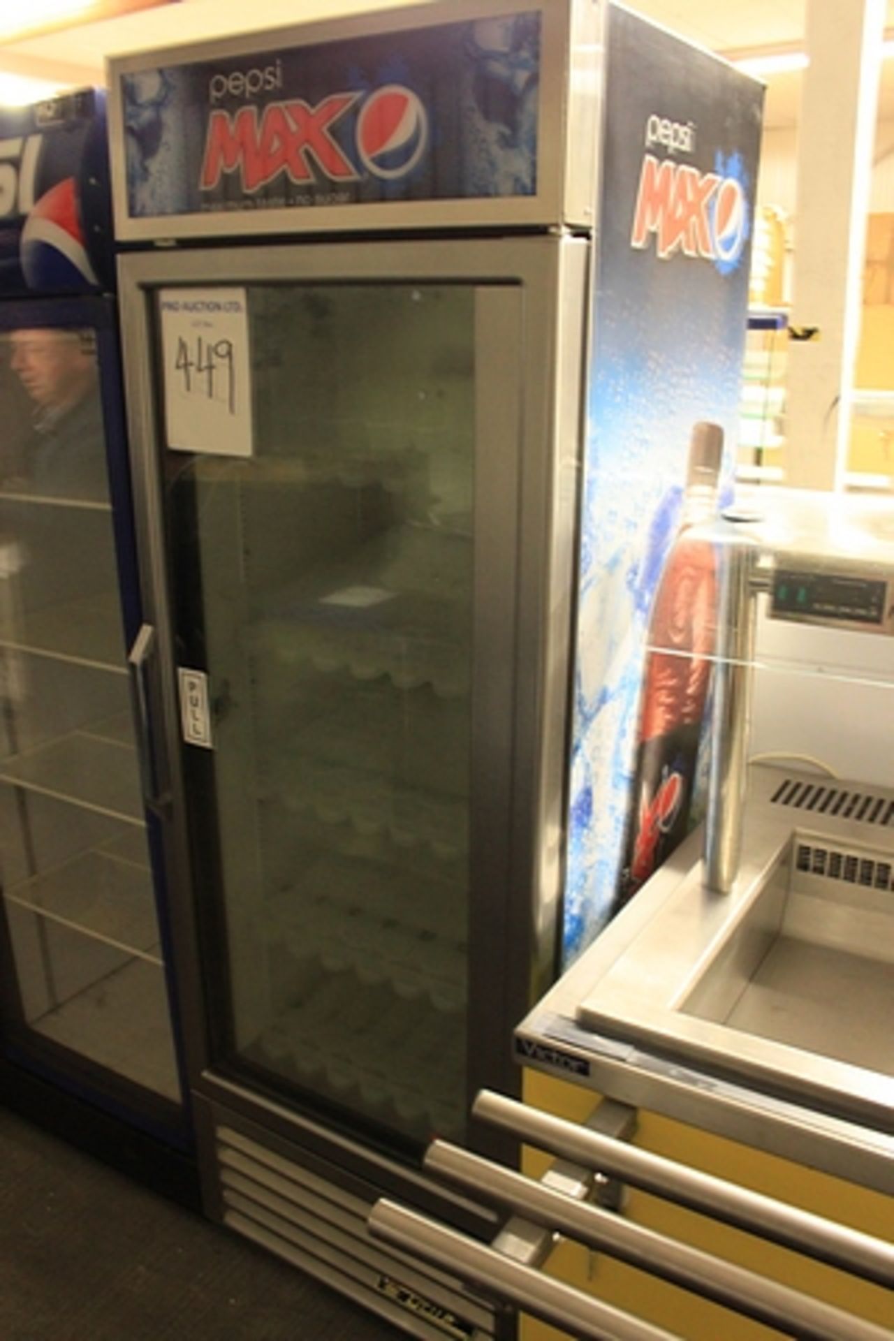 True Single Glass Door Fridge Model: GDM-19T Excellent condition 5 x adjustable shelves Interior