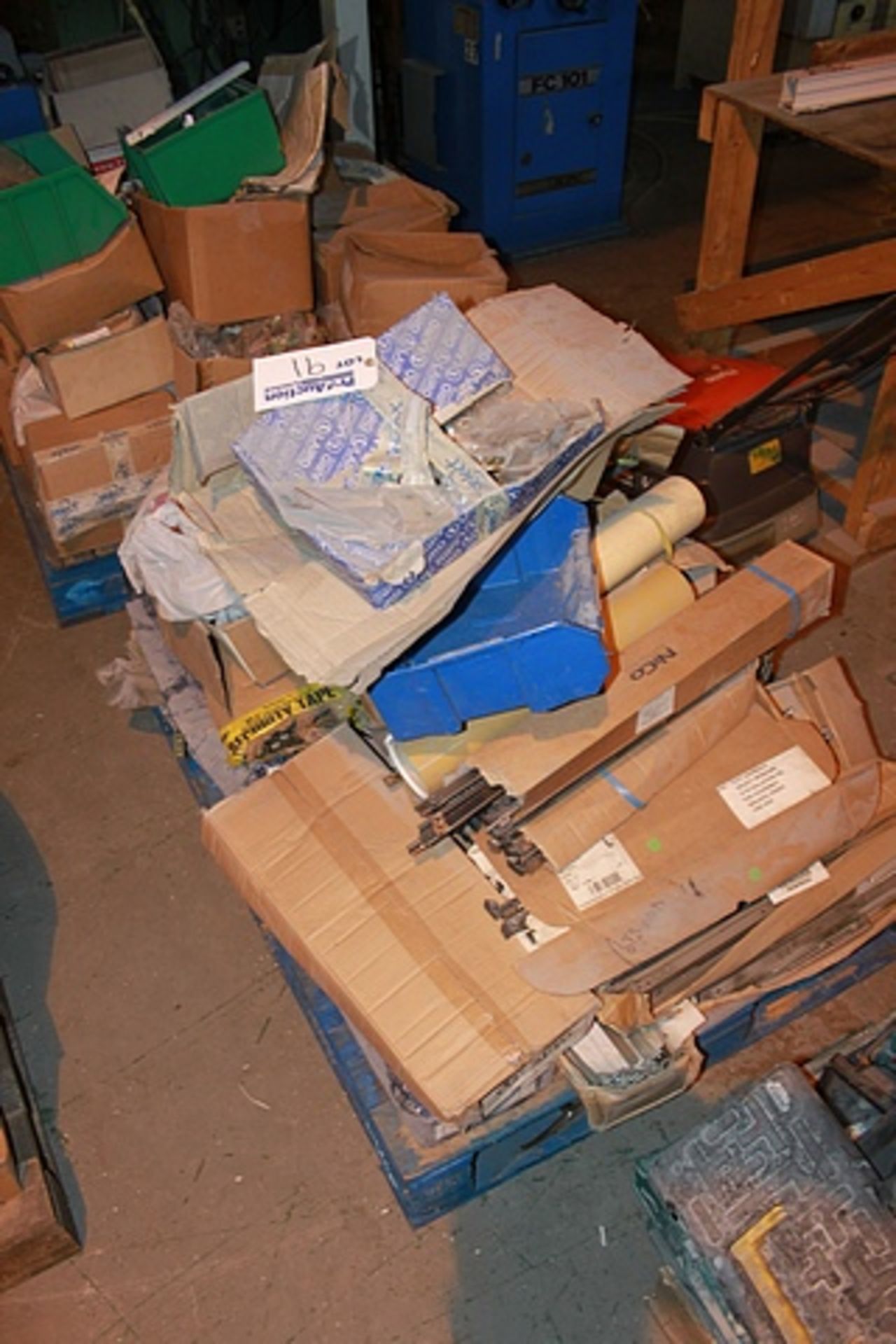 Pallet as found of mixed friction stays/hinges