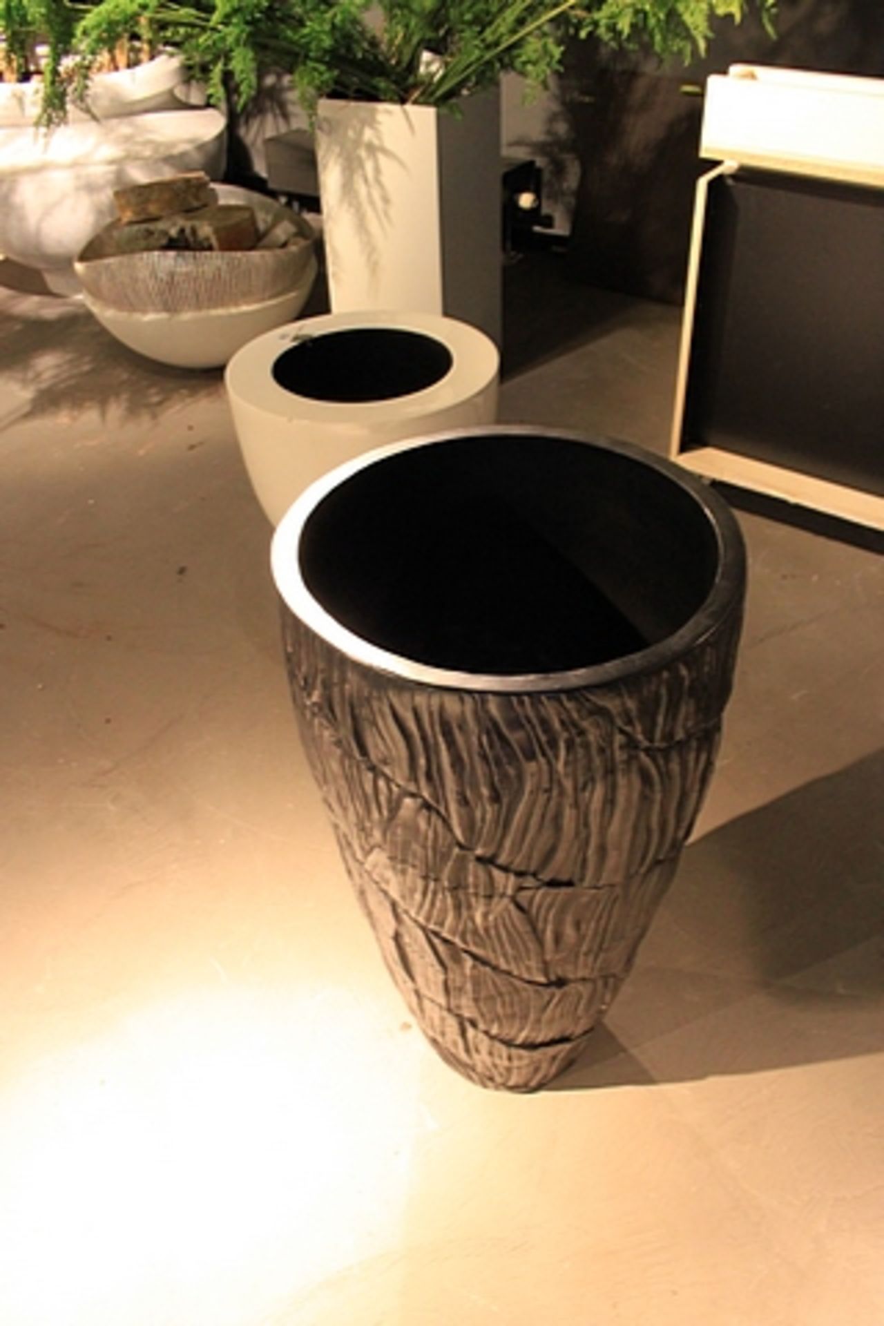 Vase medium iron - SAWA VASE MEDIUM IRON. Add a touch of combined modernistic art and elegance