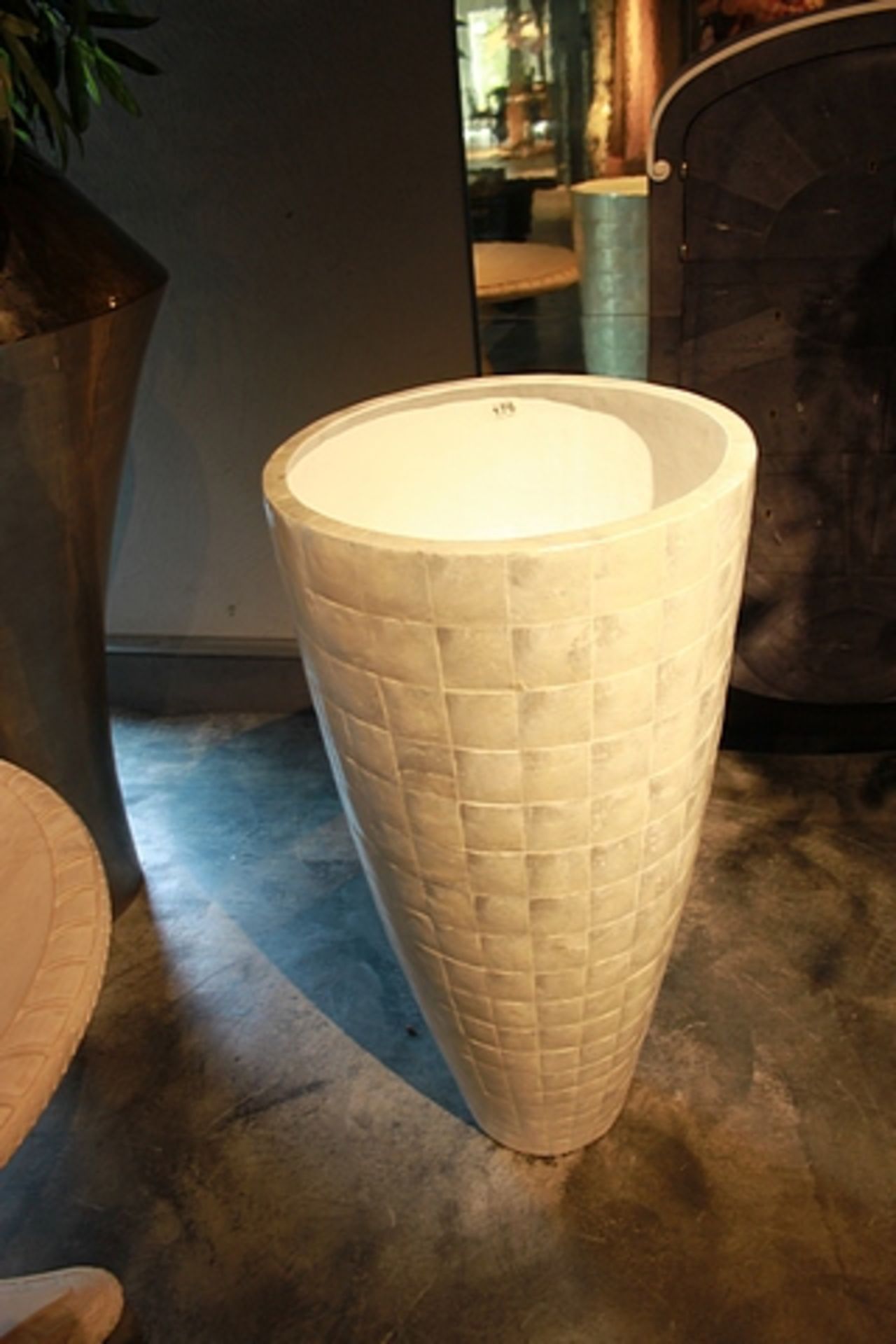 Vase Capiz Polar - give your interior an opulent decorative touch with this luxurious medium Capiz