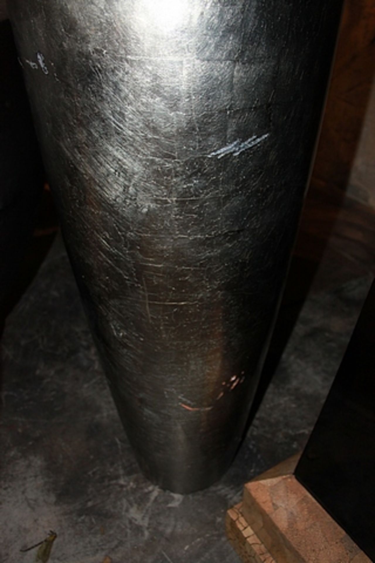 Vase Senza a large vase which reflects platinum silver leaf having been delicately hand crafted by - Image 2 of 2