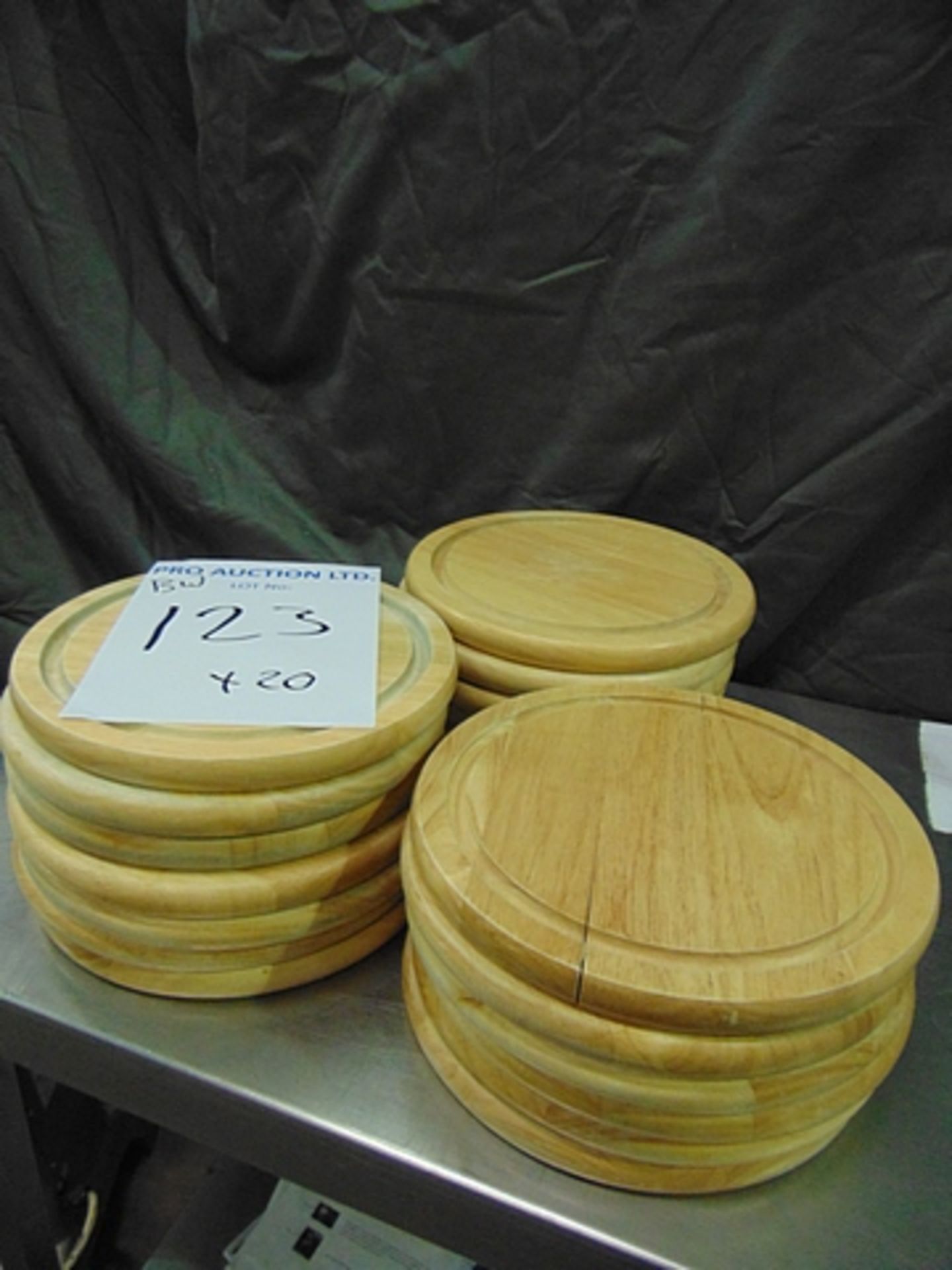 25 x round wooden chopping boards 250mm diameter