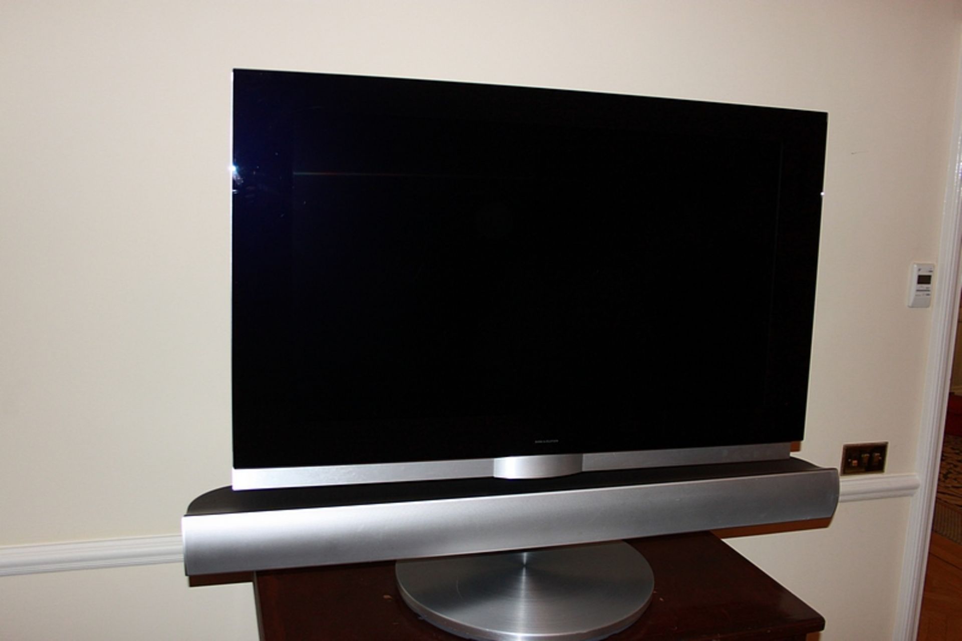 Bang & Olufsen Beovision 7-32 32" type 9334 LCD Television complete with soundbar and motorised TV