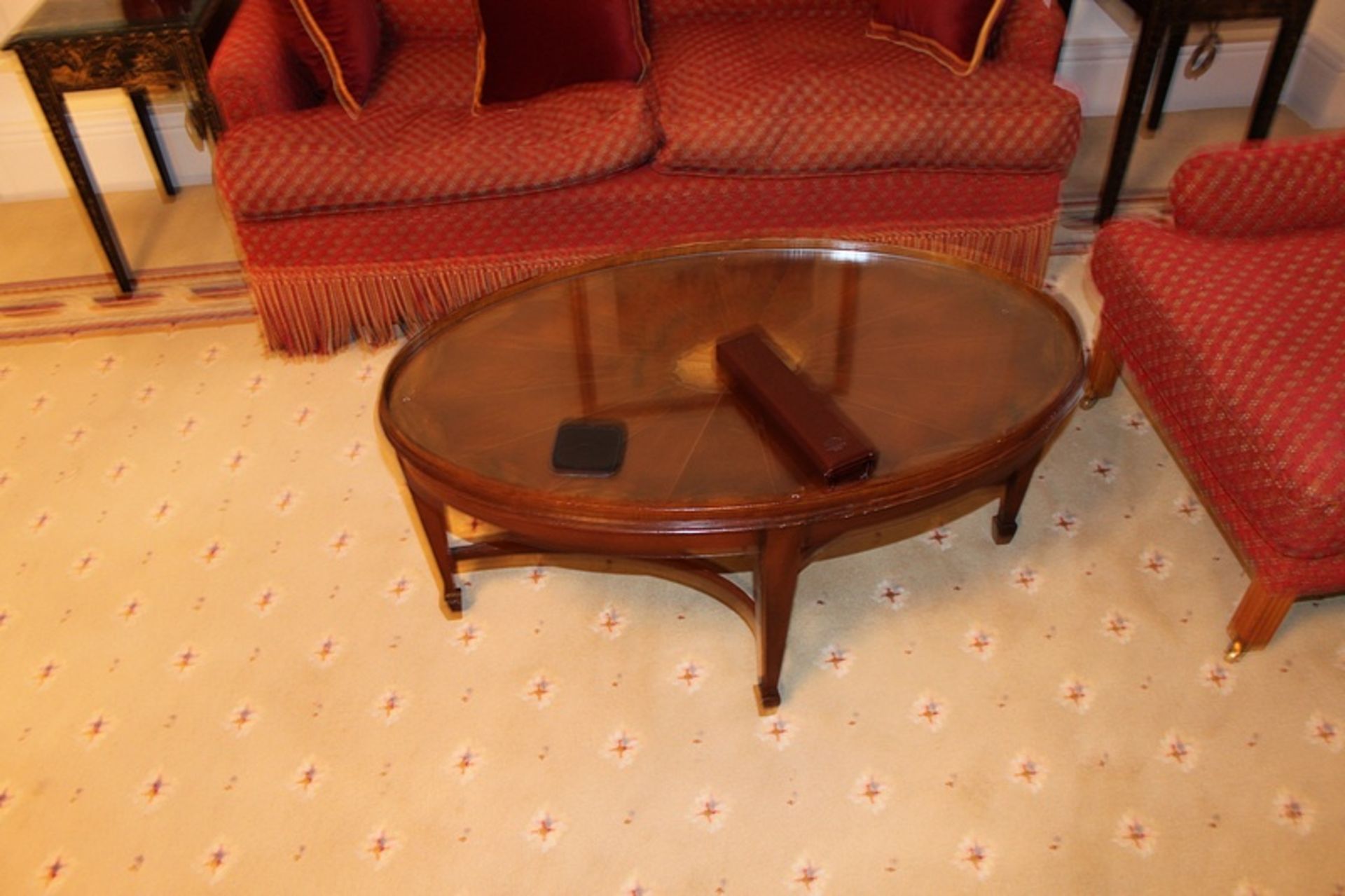 A Georgian style oval mahogany coffee table 980mm x 600mm x 480mm