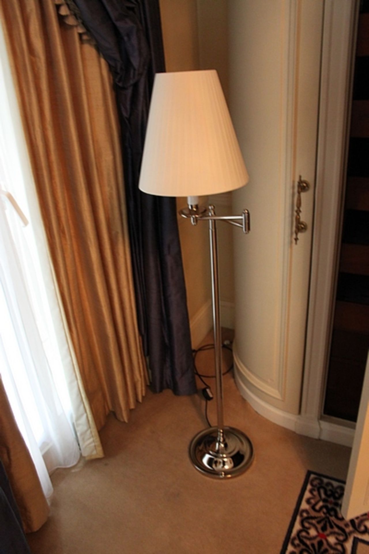 Contemporary silver metal adjustable swing arm floor lamp the angle of the lamp can be moved and