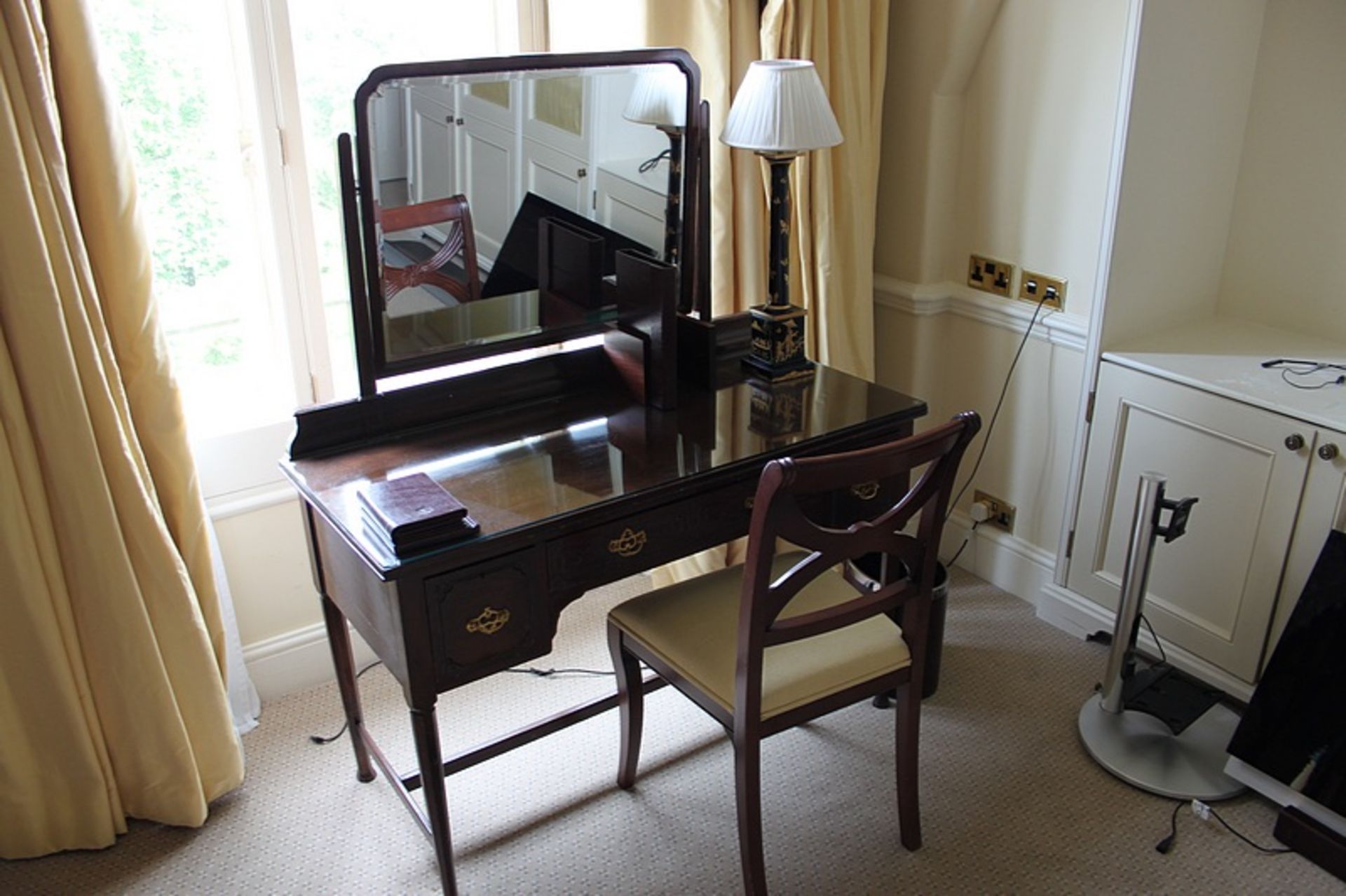 A mahogany free standing inlay writing desk kneehole with two graduated drawers to each side mounted