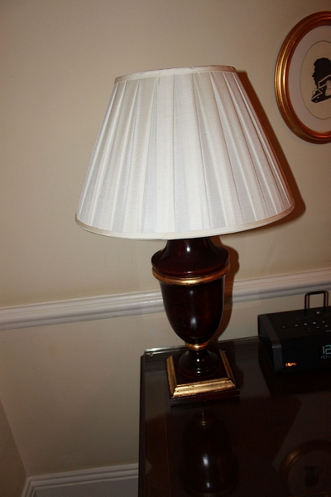 2 x lamps - 1 x large urn style table lamp and 1 x brass swivel arm table lamp - Image 2 of 2