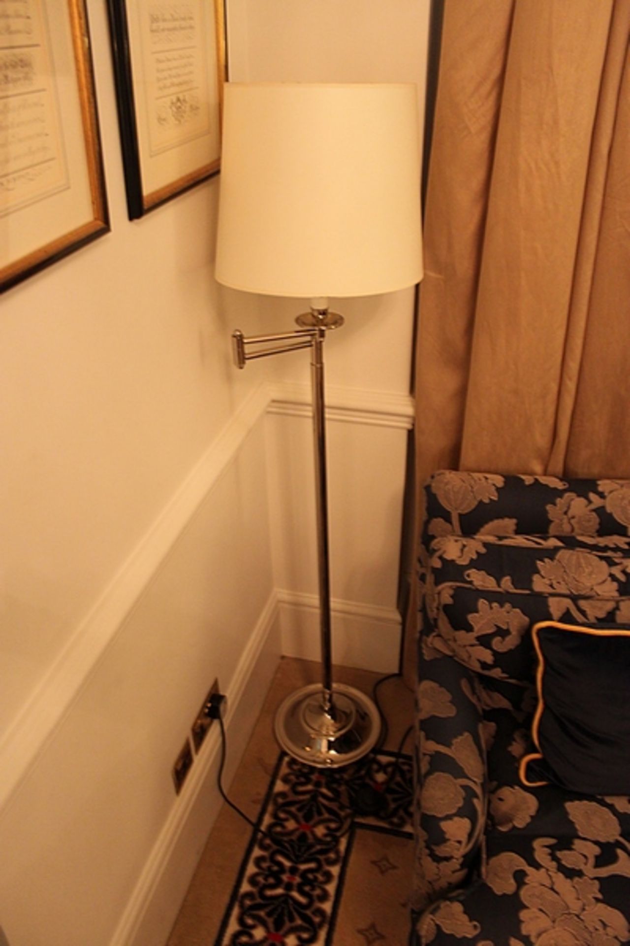 Contemporary silver metal adjustable swing arm floor lamp the angle of the lamp can be moved and