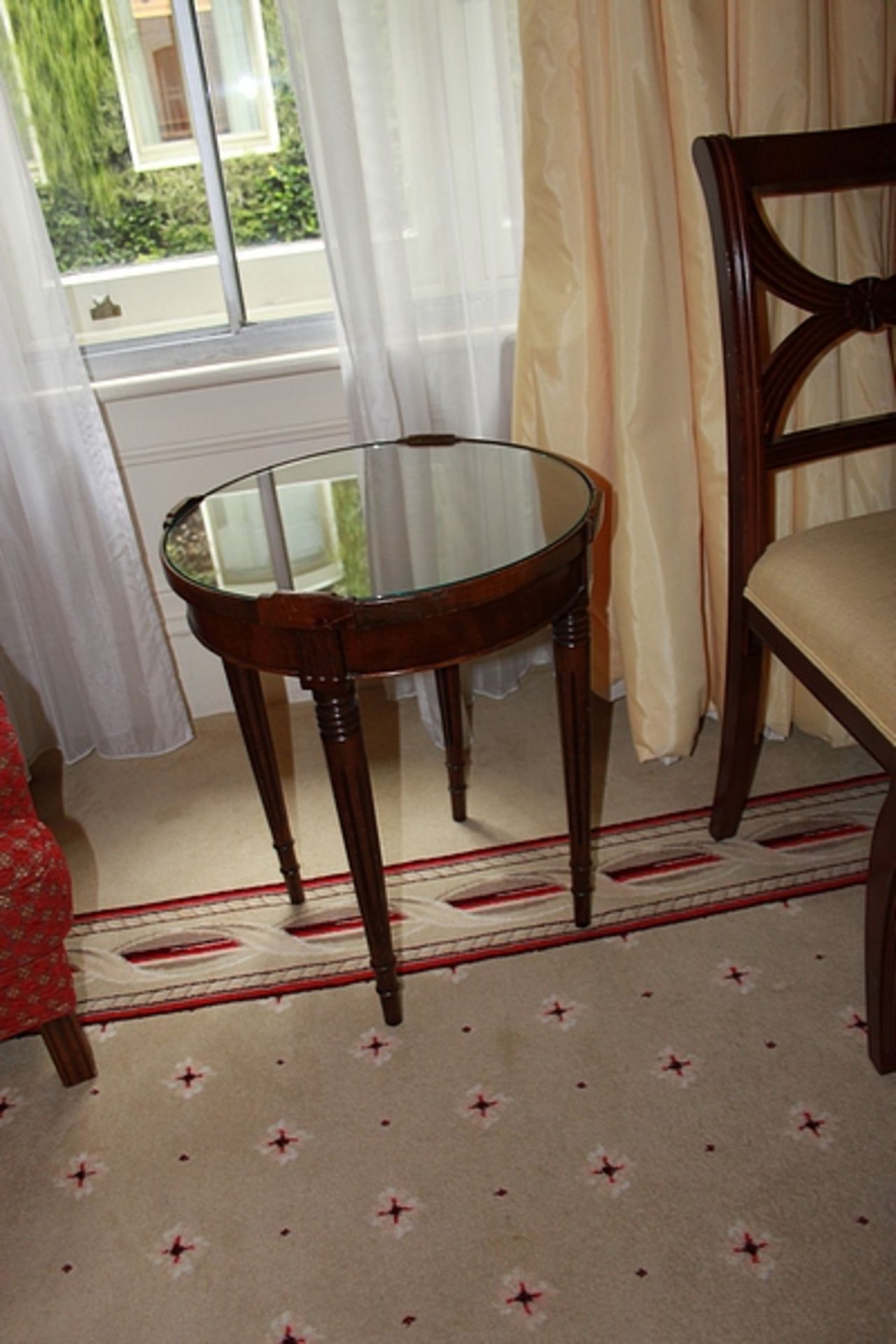 A mahogany circular occassional table the showw lipped top mounted on turned legs 490mm - Image 2 of 2