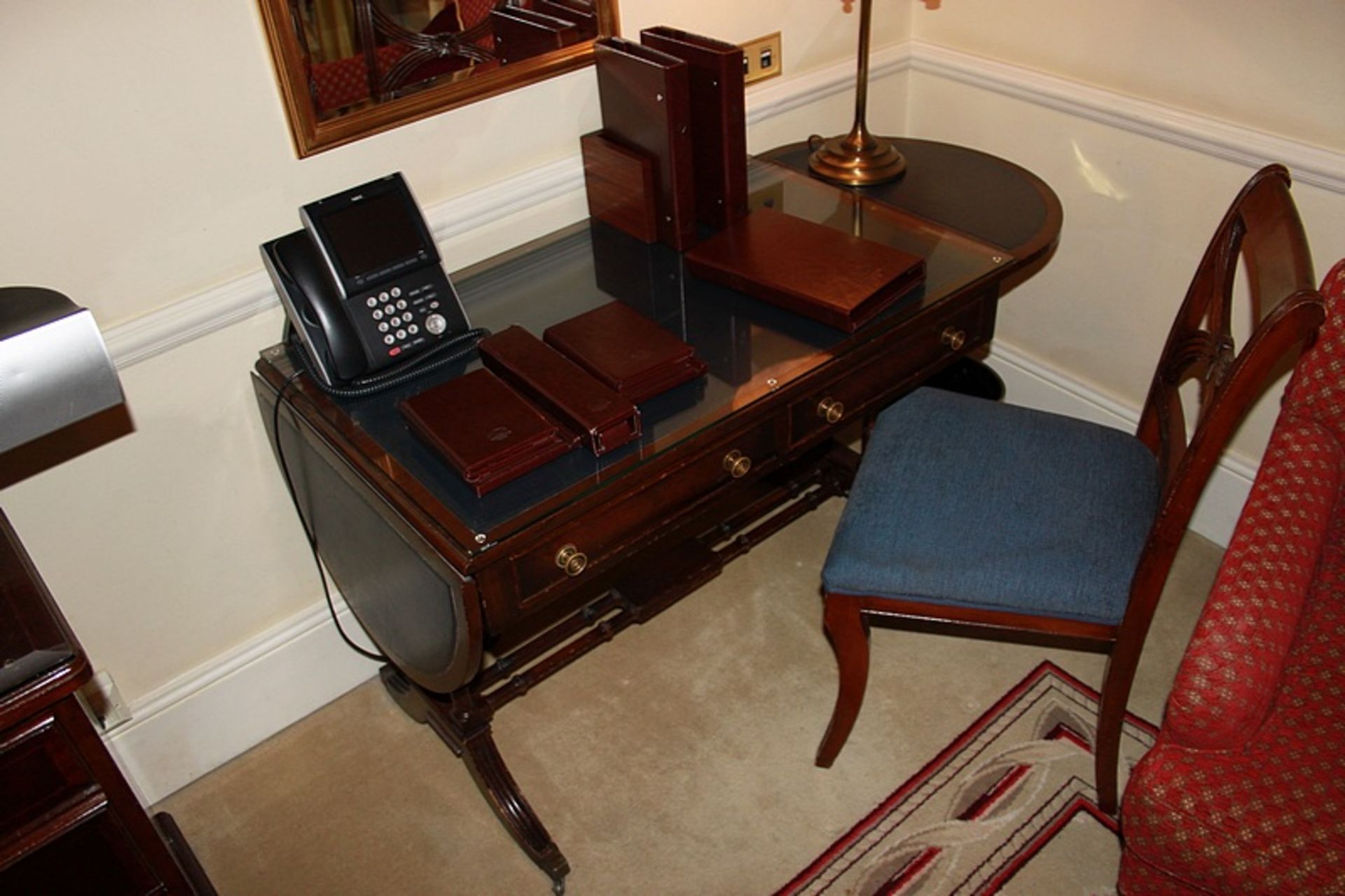 A Georgian style writing desk 1000mm x 600mm