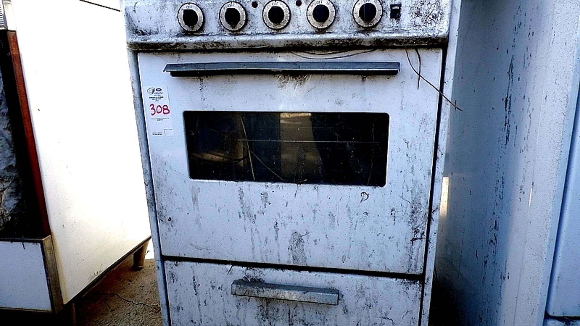 WHITE STOVE (PROP ONLY)
