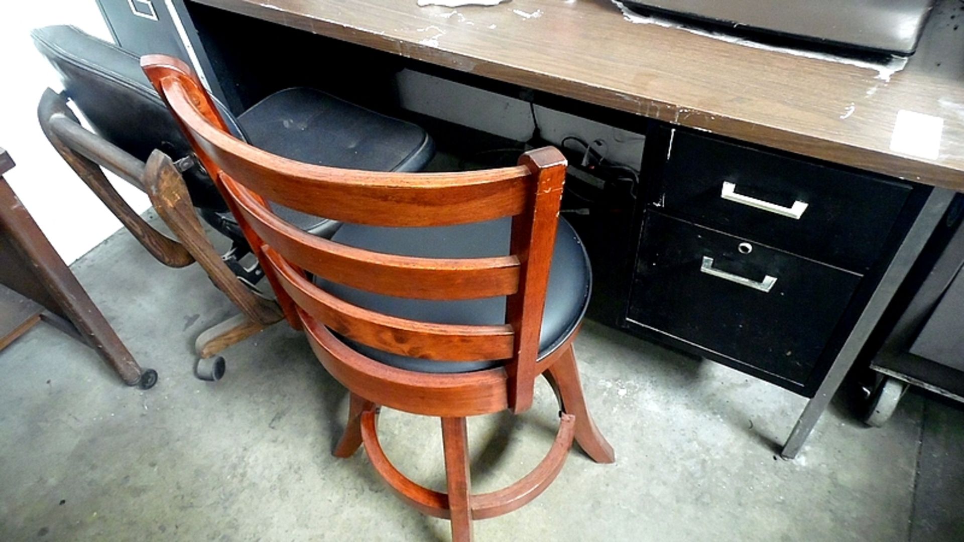 DESK & CHAIR