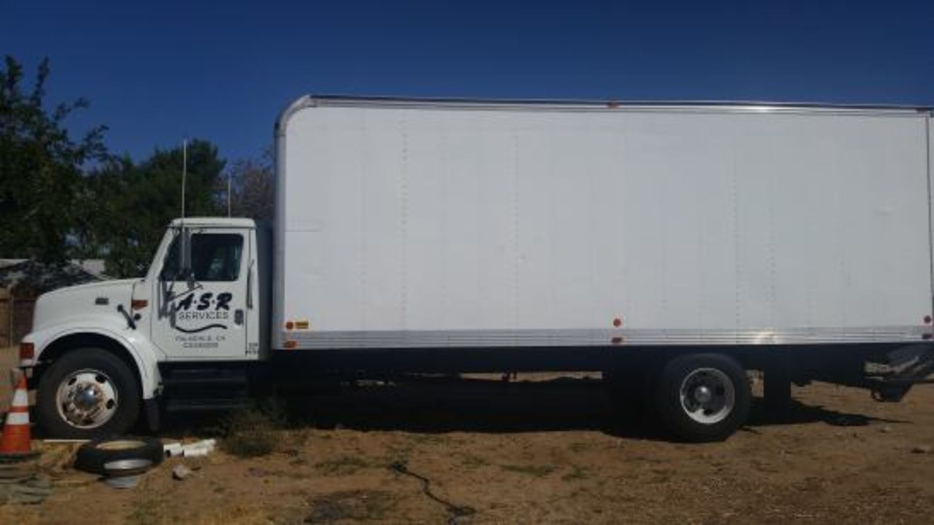 2001 INTERNATIONAL 24 FT. TRUCK w/ LIFT GATE (HAS CRACKED WATER PUMP CASING)