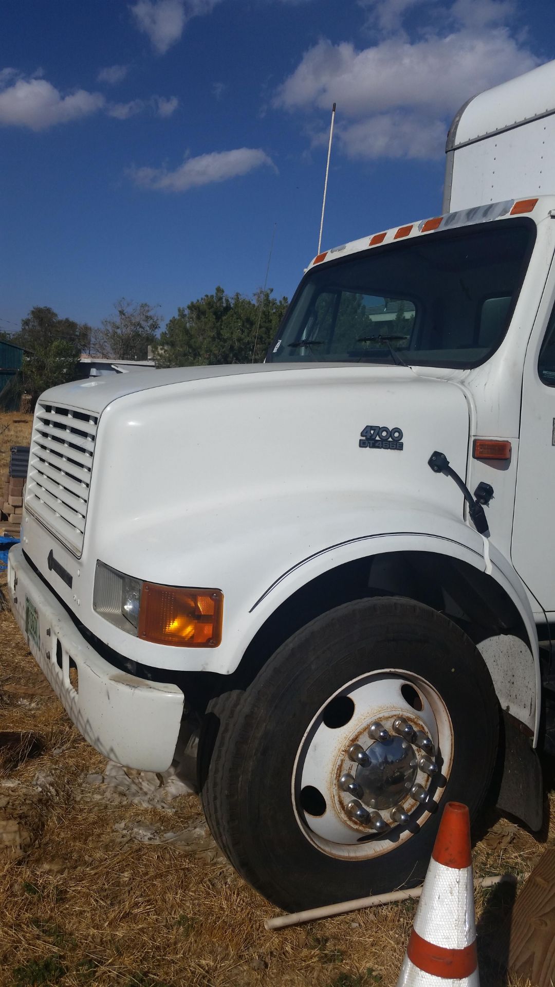 2001 INTERNATIONAL 24 FT. TRUCK w/ LIFT GATE (HAS CRACKED WATER PUMP CASING) - Image 2 of 2