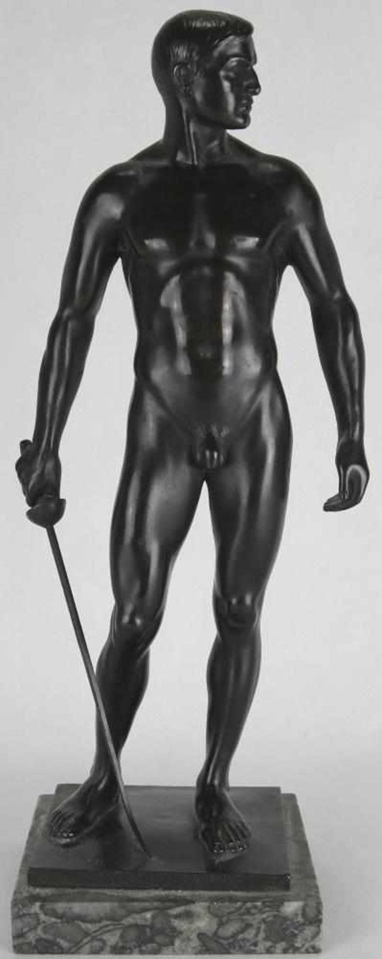 Oscar Bodin 1868 – 1940 Stehender Fechter. Bronze patiniert auf Marmorplinthe geschraubt. Vorne am