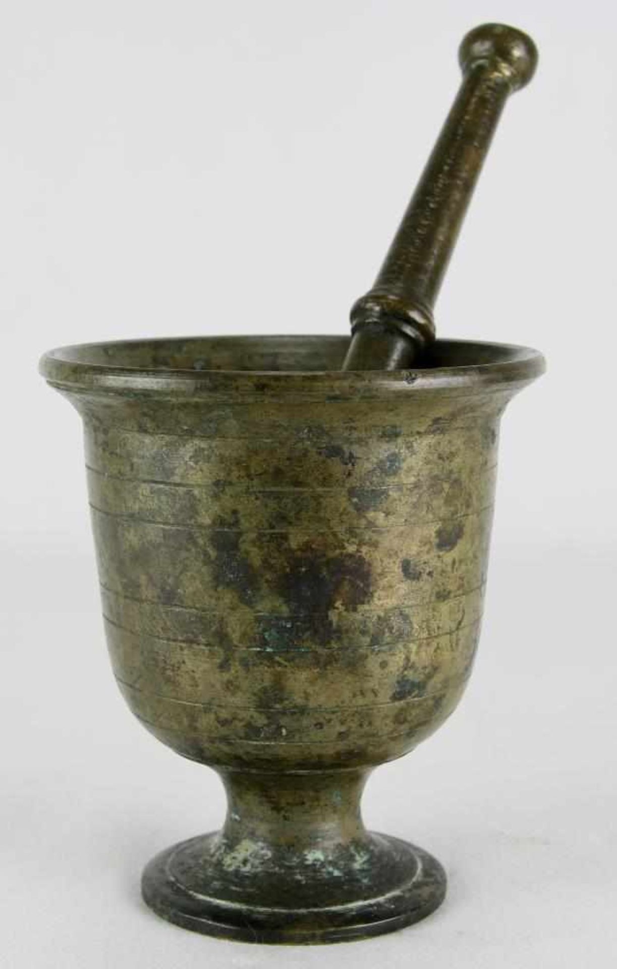 Mörser mit Pistill Wohl deutsch 18. Jahrhundert. Bronze. Durchmesser ca. 10 cm, Höhe ca. 10 cm.