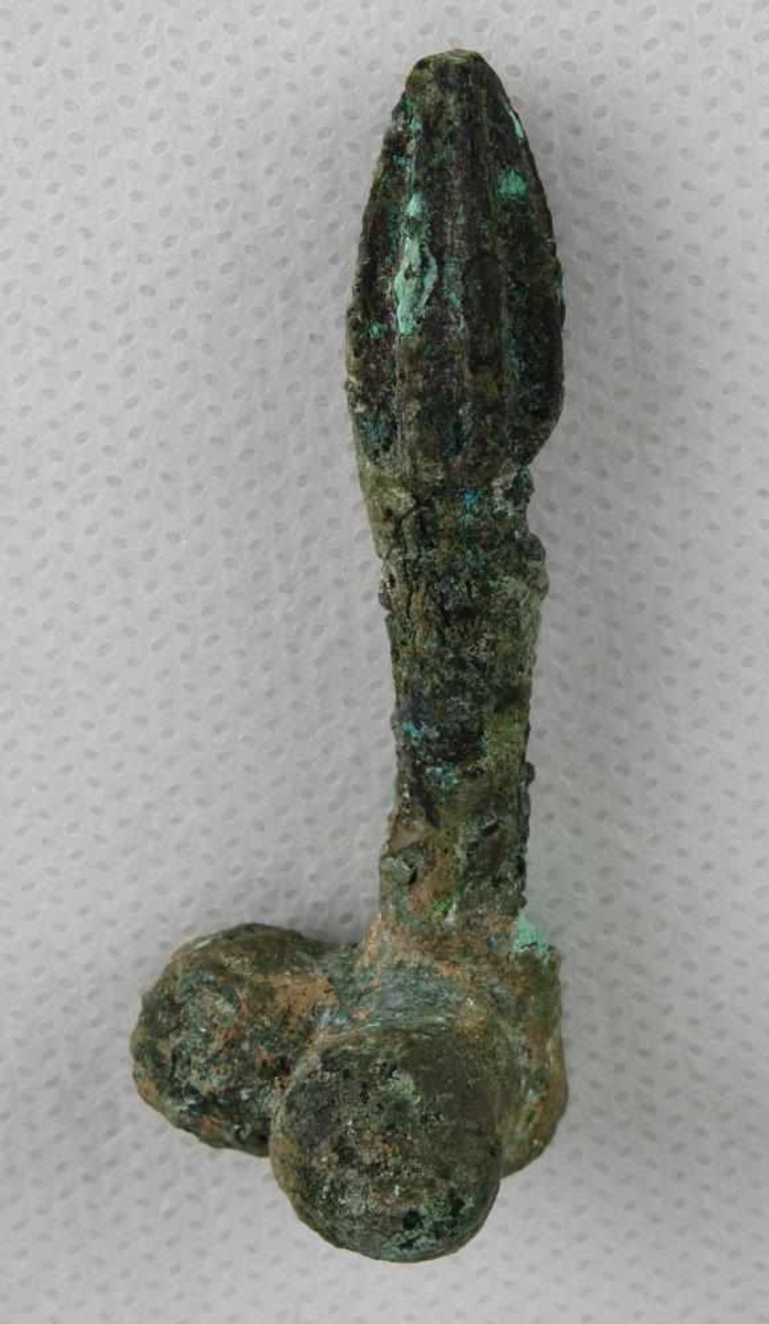 Phallus Symbol Etruskisch, ca. 6. Jahrhundert v. Chr. Bronzeidol. Länge ca. 6 cm. Unrestauriert.