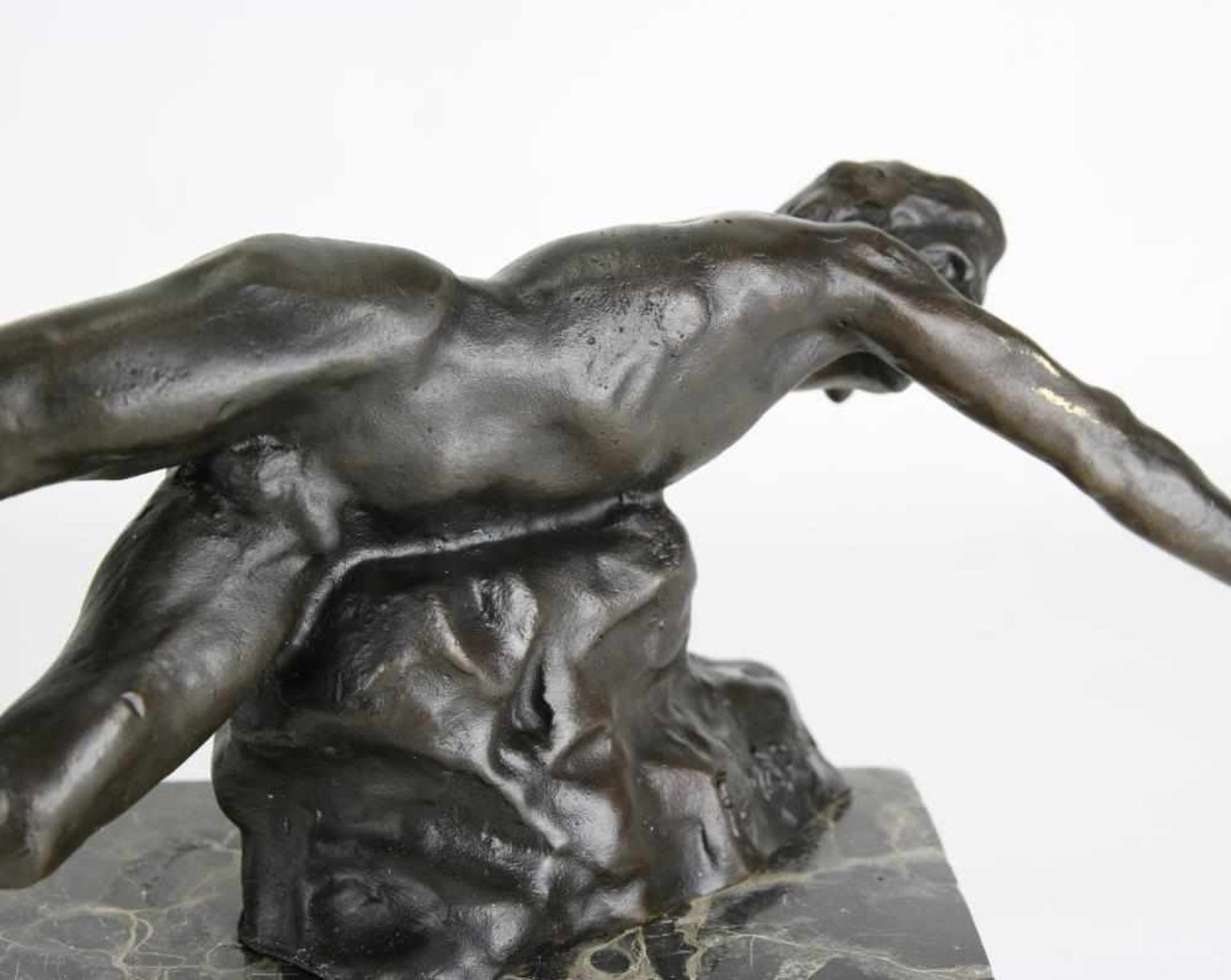 Pierre Felix Fix-Masseau 1869 – 1937 Französischer Skulpteur um 1900. Liegender männlicher Akt auf - Bild 3 aus 4