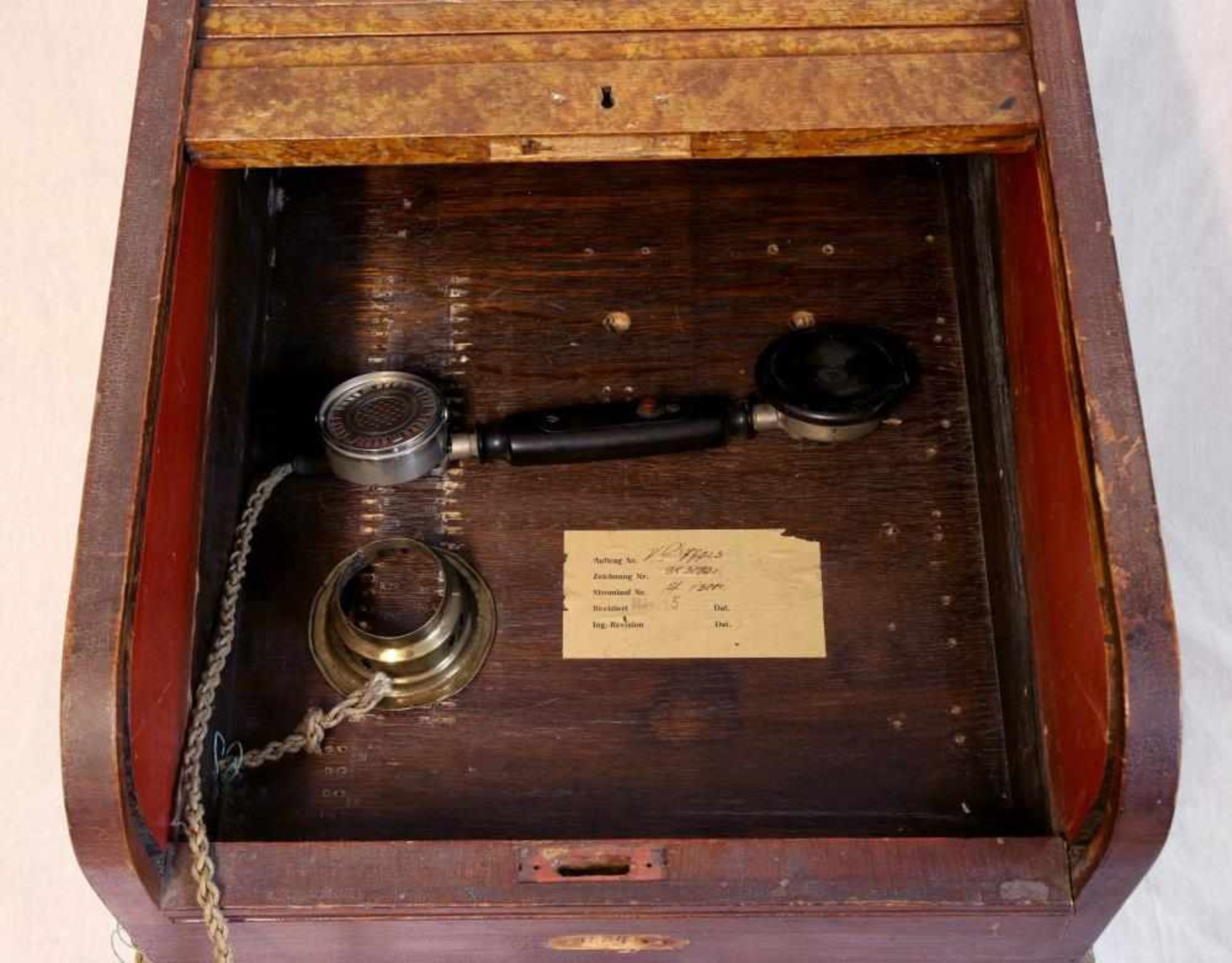 Telefonschränkchen Wohl deutsch um 1900. Verschiedene Hölzer. Innen ein Klebeetikett, vorne ein - Bild 2 aus 5