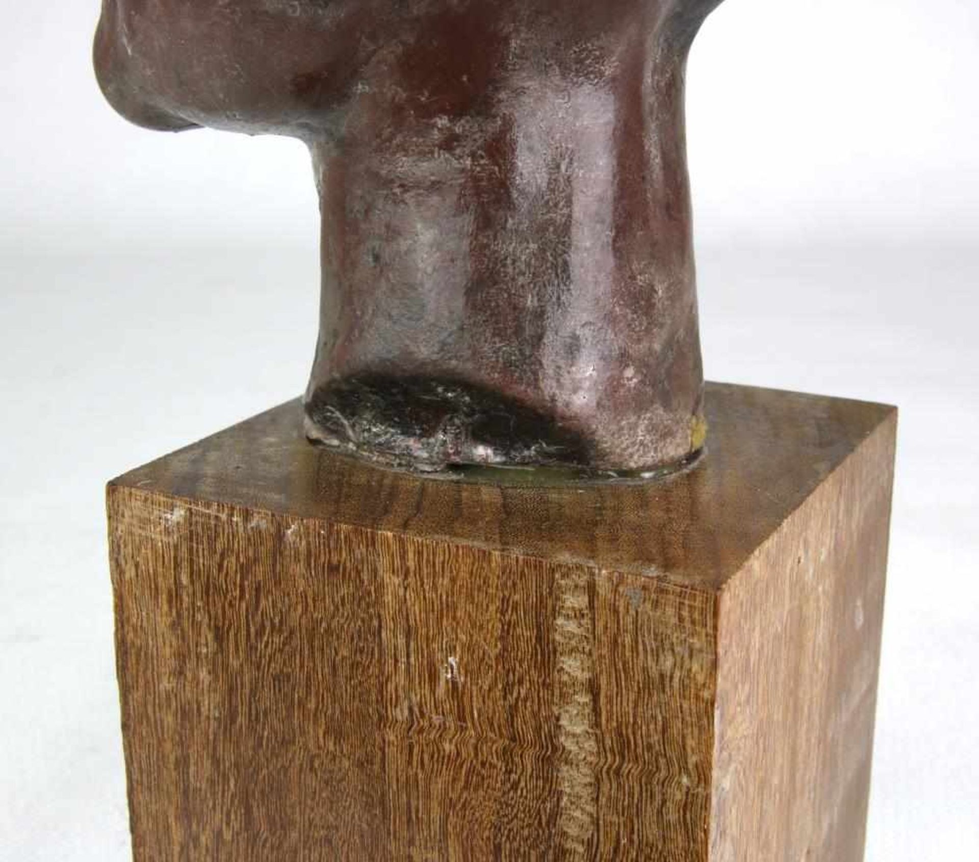 Büste des Echnaton Museumsreplik. Gußmaterial auf Holzsockel. Größe ca. 12 x 16 cm, Höhe ca. 22 - Bild 3 aus 4