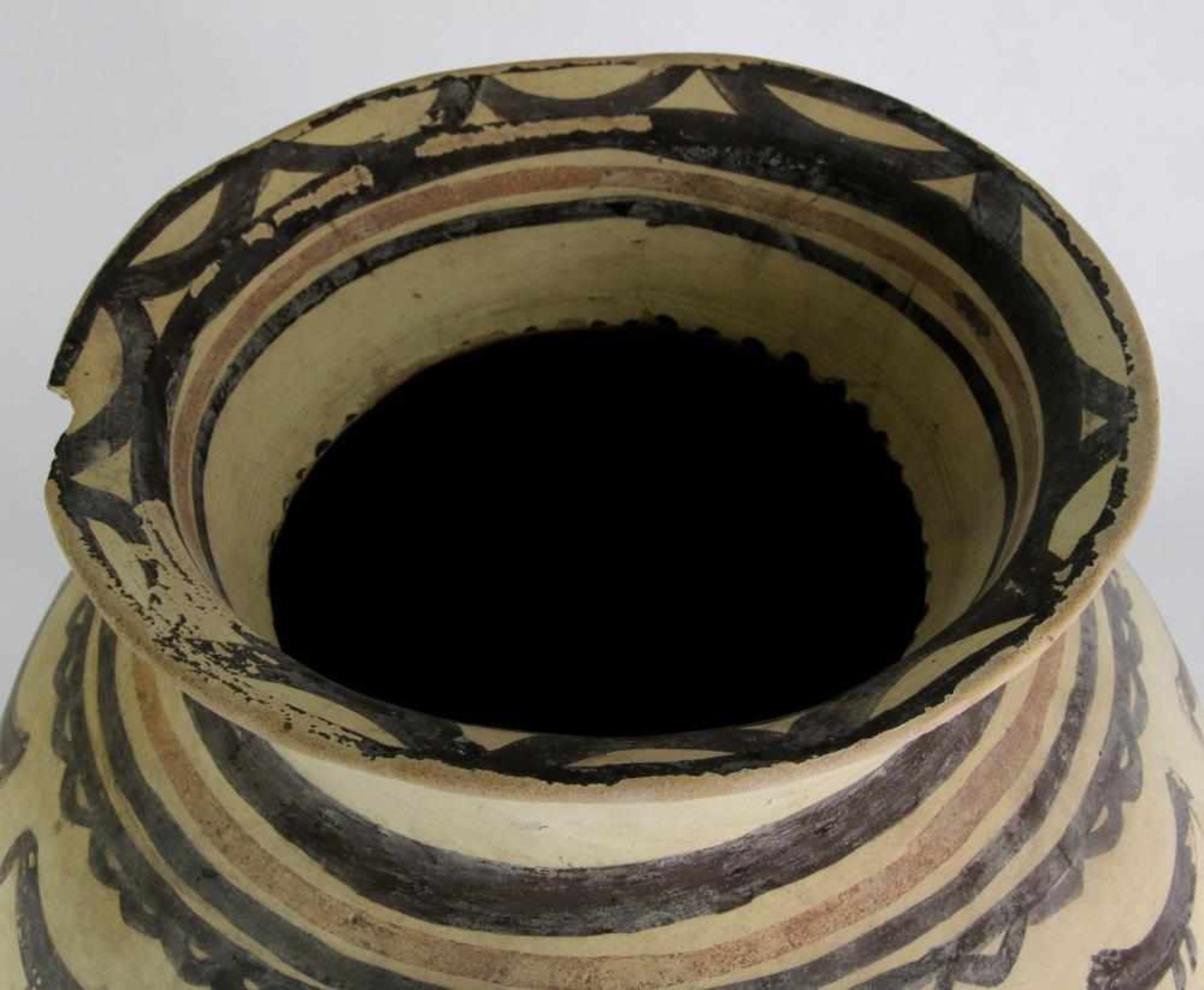 Daunischer Stamnos Apulien 6. Jahrhundert v. Chr. Frei getöpfertes kugeliges Gefäß auf geplattetem - Image 4 of 4