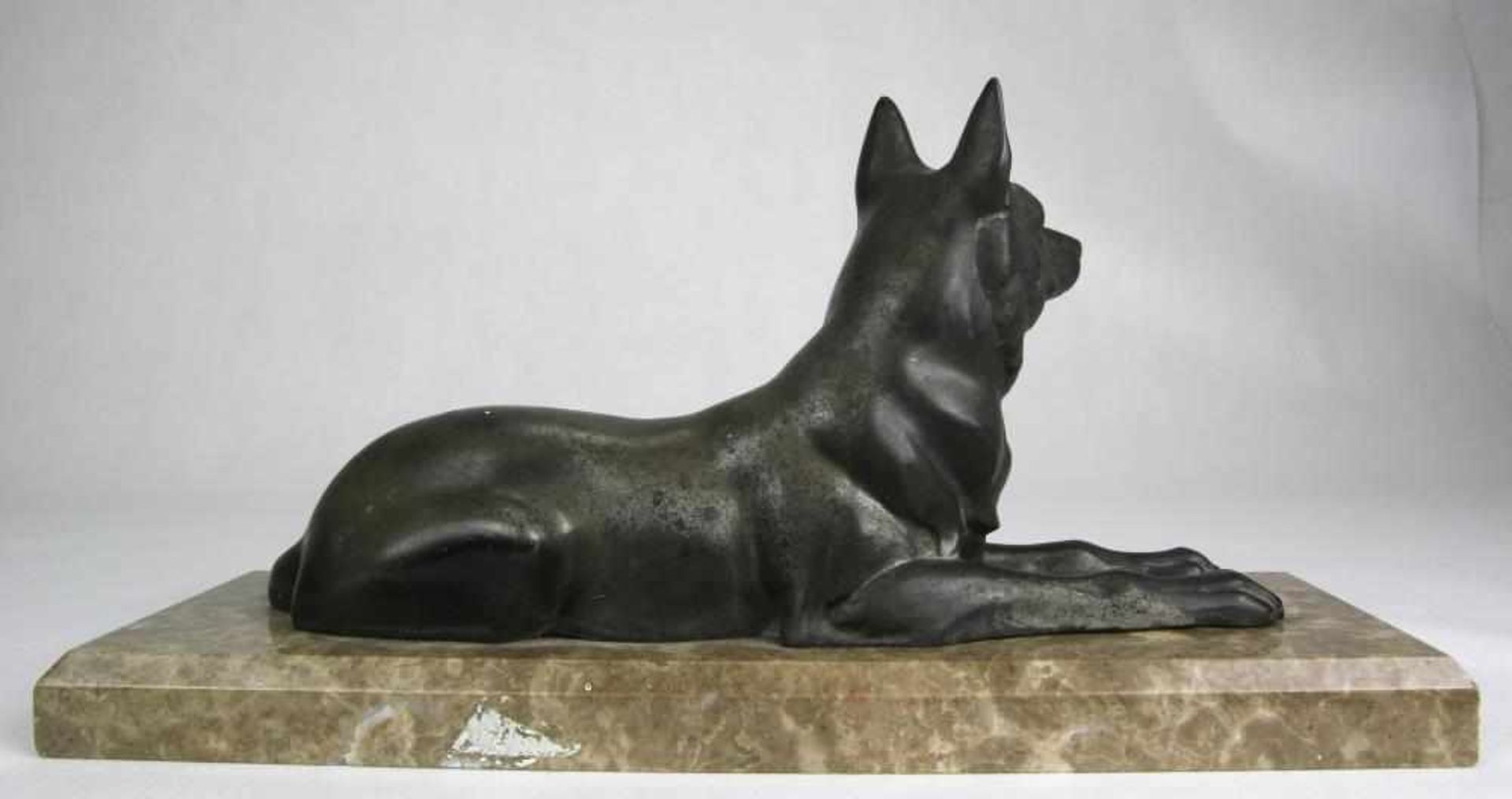 Liegender Schäferhund Frankreich um 1900. Metallguß und gefaste Steinplinthe. Größe ca. 30 x 10 - Bild 2 aus 2