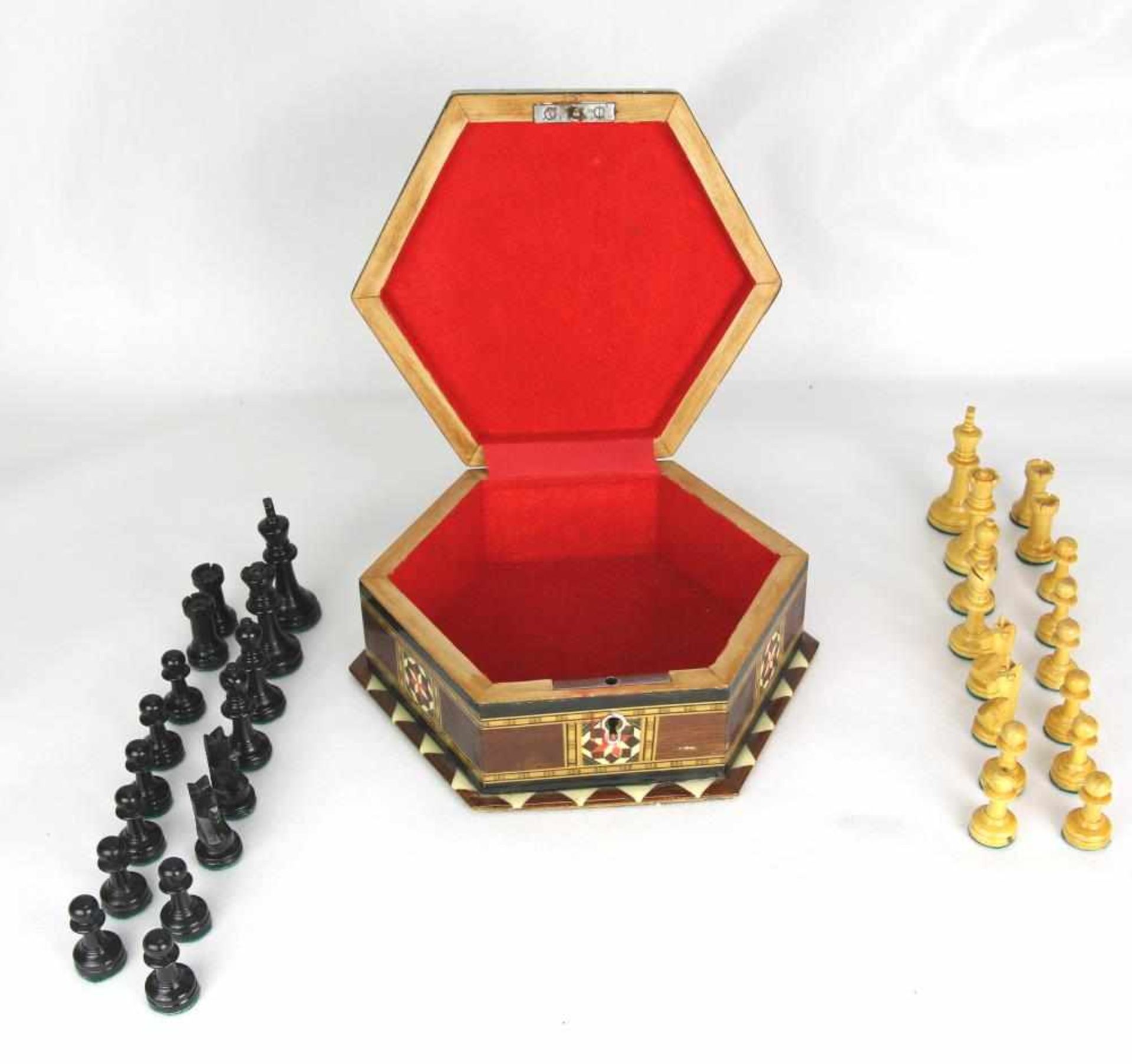 Schachspiel Neuzeitlich wohl arabischer Raum. Spielbrett mit Aufbewahrungskästchen und - Image 3 of 3