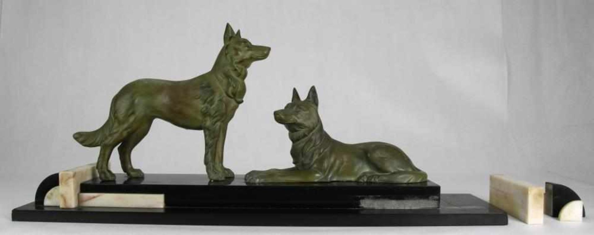 Zwei Art Deco Schäferhunde Frankreich um 1920. Grün patinierter Metallguß und gefügter, oblonger und