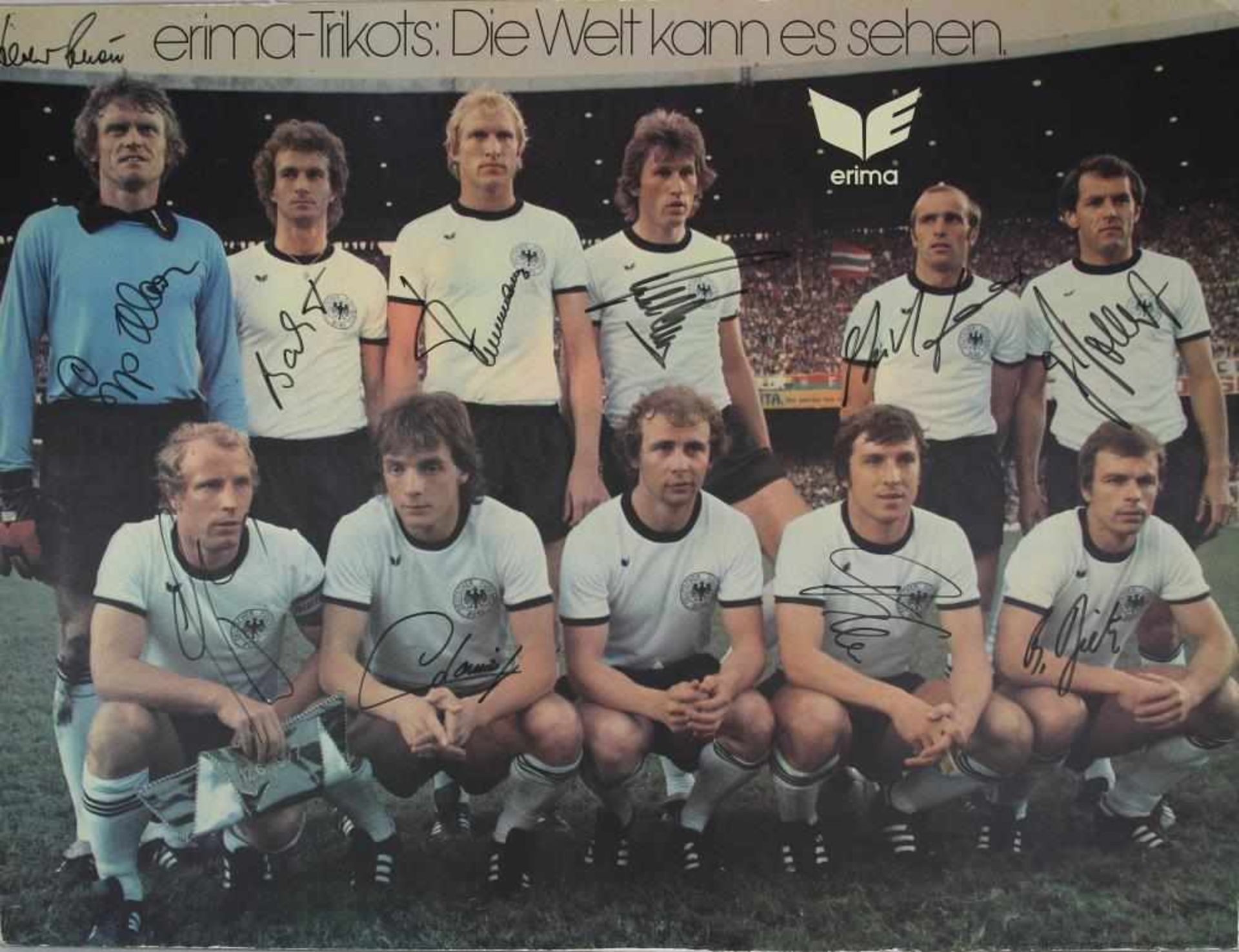 Fußball Nationalmannschaft Autograph Plakat (auf Platte aufgezogen) für den Sponsor Erima 1977 mit