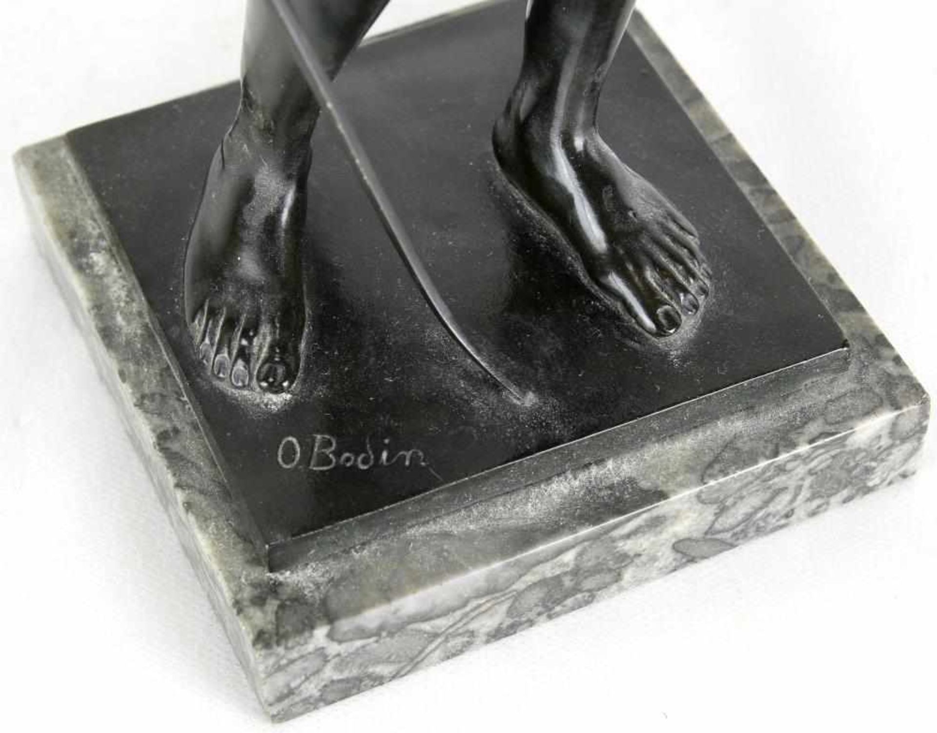 Oscar Bodin 1868 – 1940 Stehender Fechter. Bronze patiniert auf Marmorplinthe geschraubt. Vorne am - Bild 4 aus 5