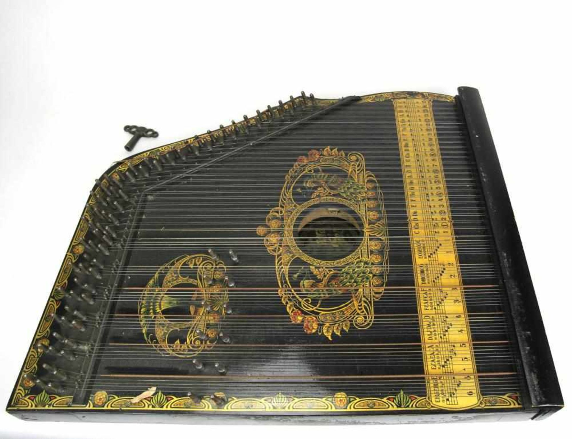 Valsonora Zither Vogtland um 1900. Im originalen Karton. Schwarz gefasster Holzkorpus mit floraler