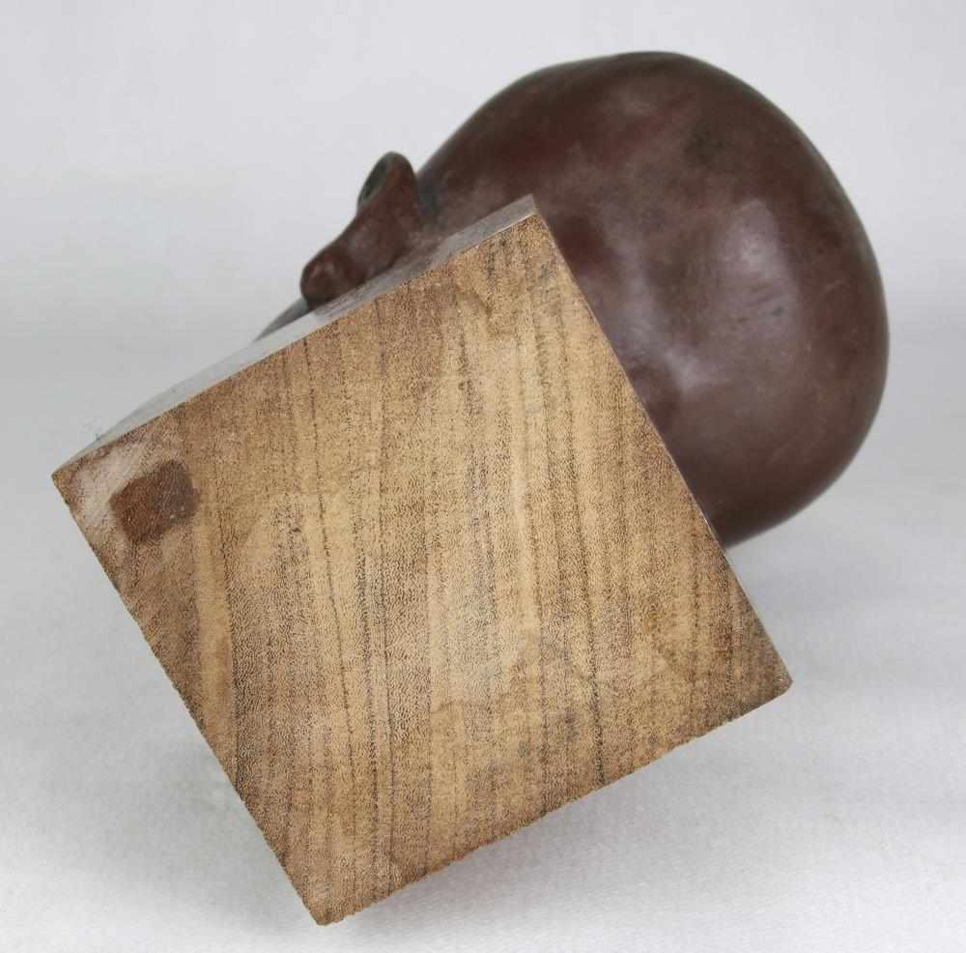 Büste des Echnaton Museumsreplik. Gußmaterial auf Holzsockel. Größe ca. 12 x 16 cm, Höhe ca. 22 - Bild 4 aus 4