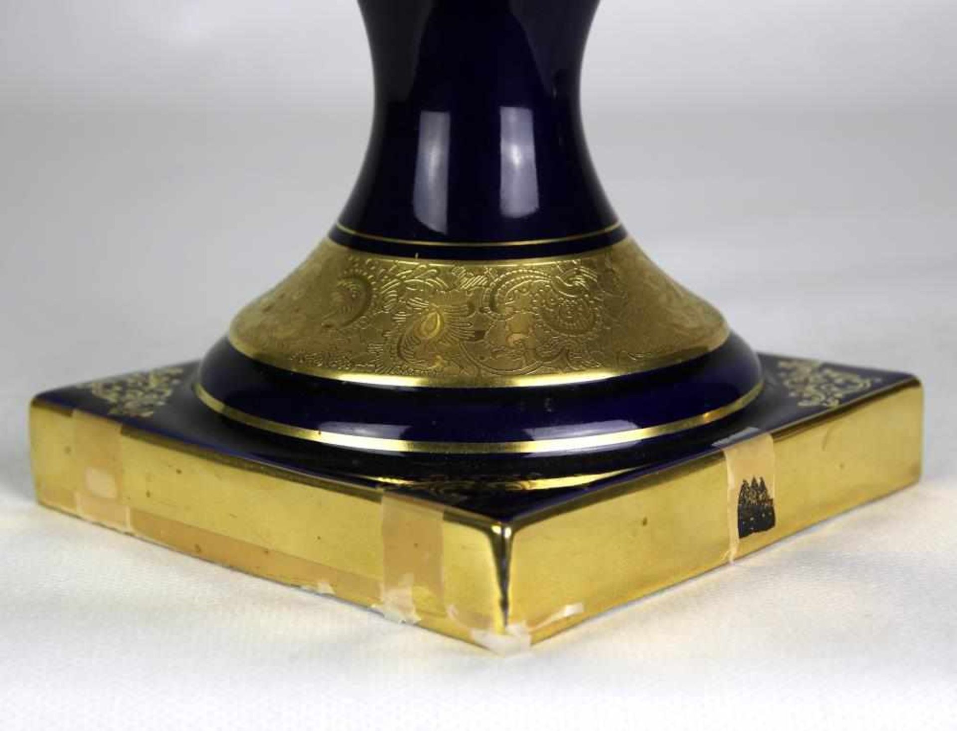 Deckelpokal Lindner, Küps 20. Jahrhundert. Weißporzellan mit kobaltblauer und Goldstaffage sowie - Bild 4 aus 4