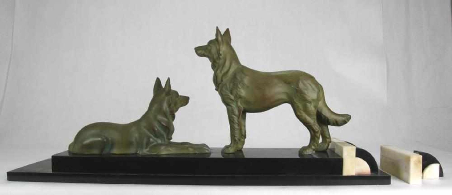 Zwei Art Deco Schäferhunde Frankreich um 1920. Grün patinierter Metallguß und gefügter, oblonger und - Bild 2 aus 4