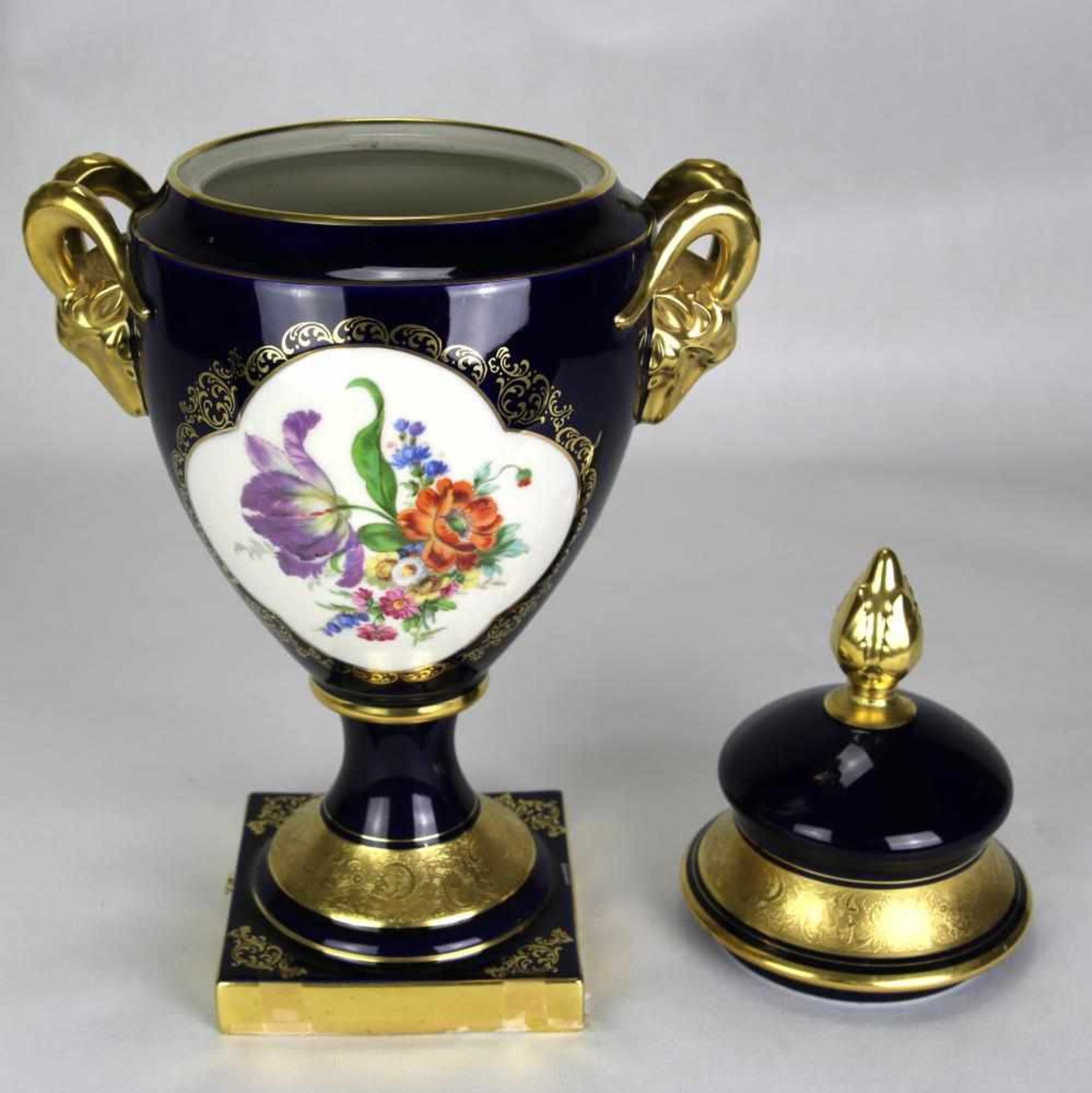Deckelpokal Lindner, Küps 20. Jahrhundert. Weißporzellan mit kobaltblauer und Goldstaffage sowie - Bild 2 aus 4