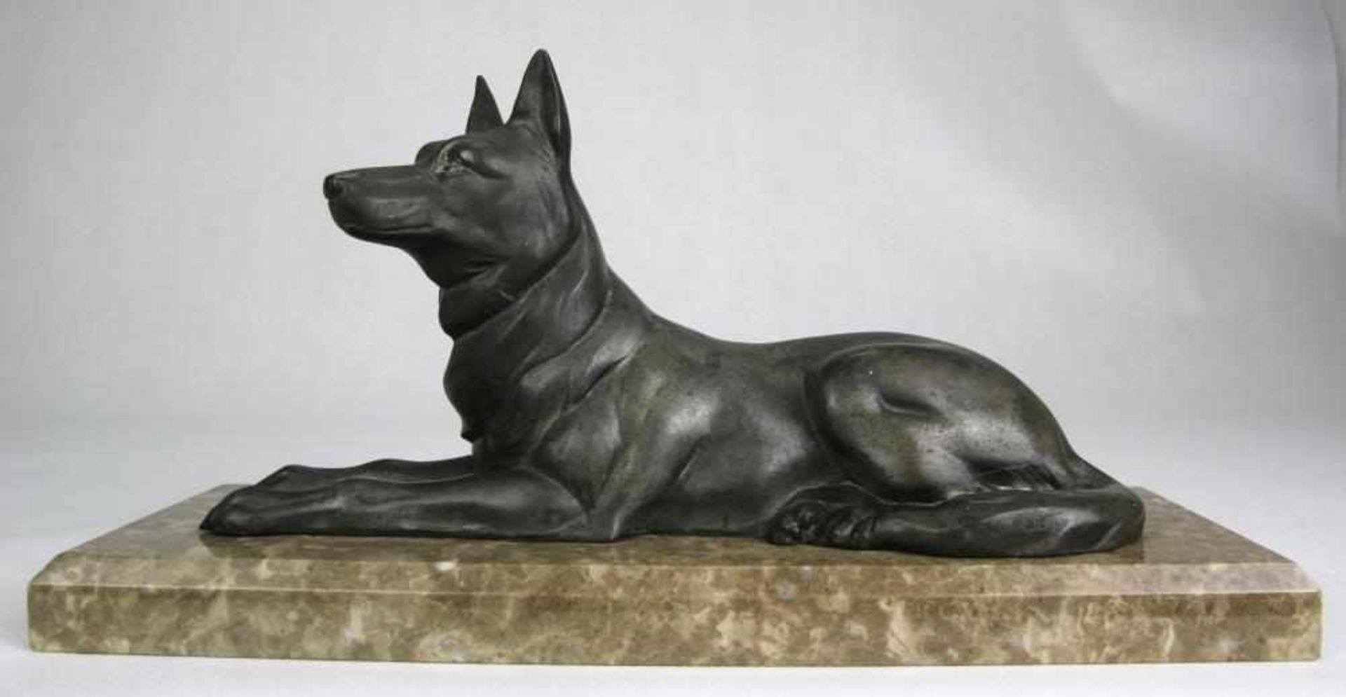 Liegender Schäferhund Frankreich um 1900. Metallguß und gefaste Steinplinthe. Größe ca. 30 x 10