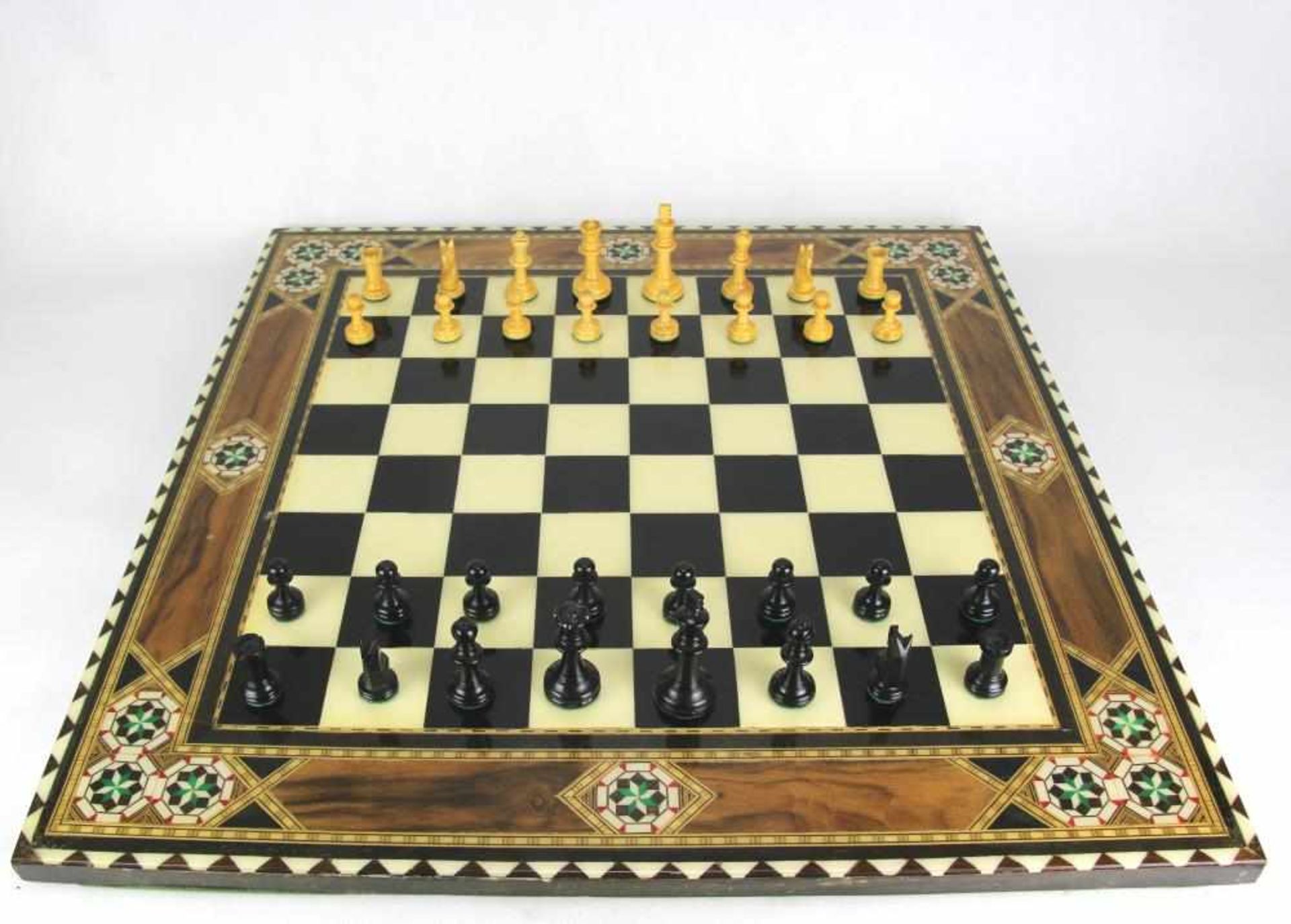 Schachspiel Neuzeitlich wohl arabischer Raum. Spielbrett mit Aufbewahrungskästchen und
